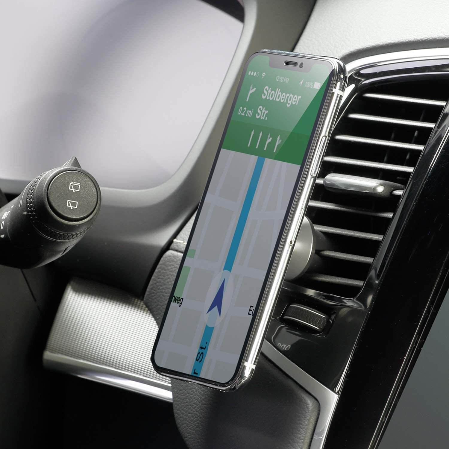 Smartphone in einer Autohalterung. Das Telefon zeigt eine Navigationskarte mit Wegbeschreibungen.