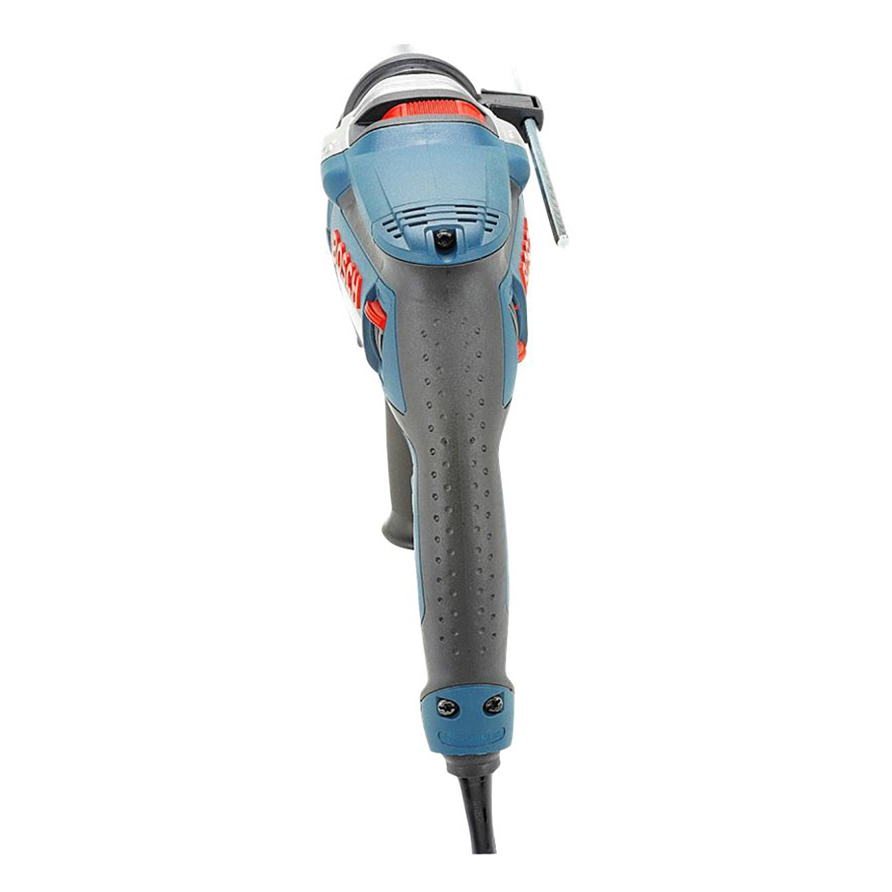 Bohrmaschine mit blau-grauem Gehäuse. Rote Akzente. Griff und Kabel vorhanden. Weißer Hintergrund.