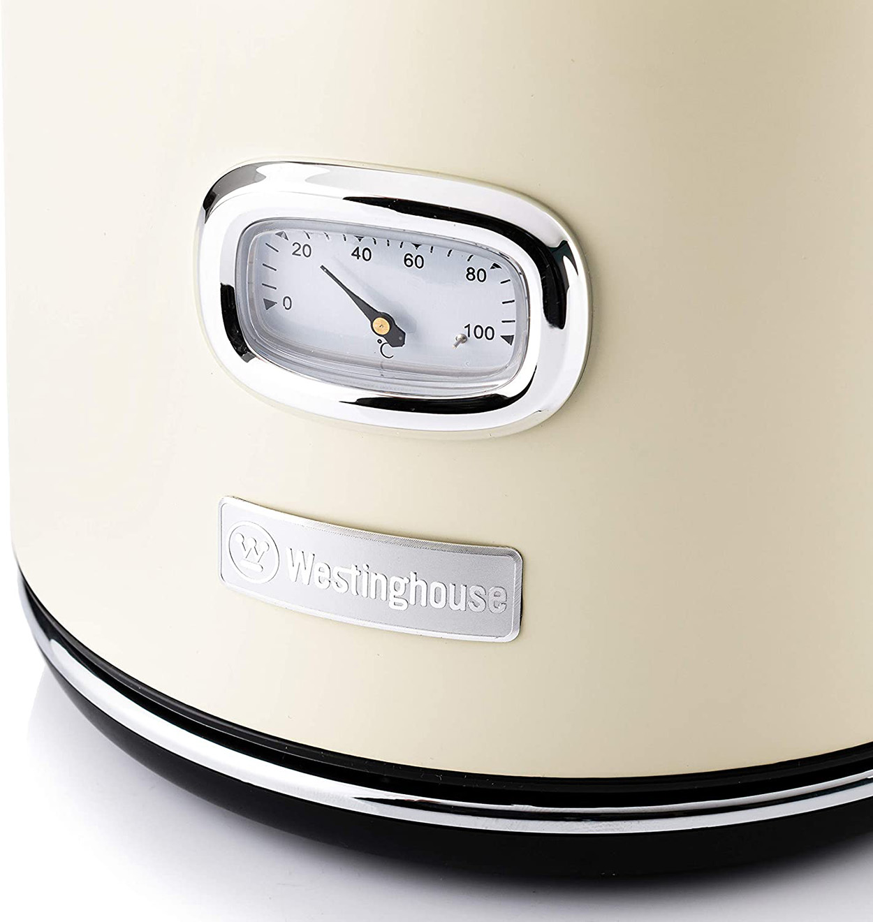 Nahaufnahme eines cremefarbenen Westinghouse-Geräts mit Temperaturanzeige und Markenlogo.