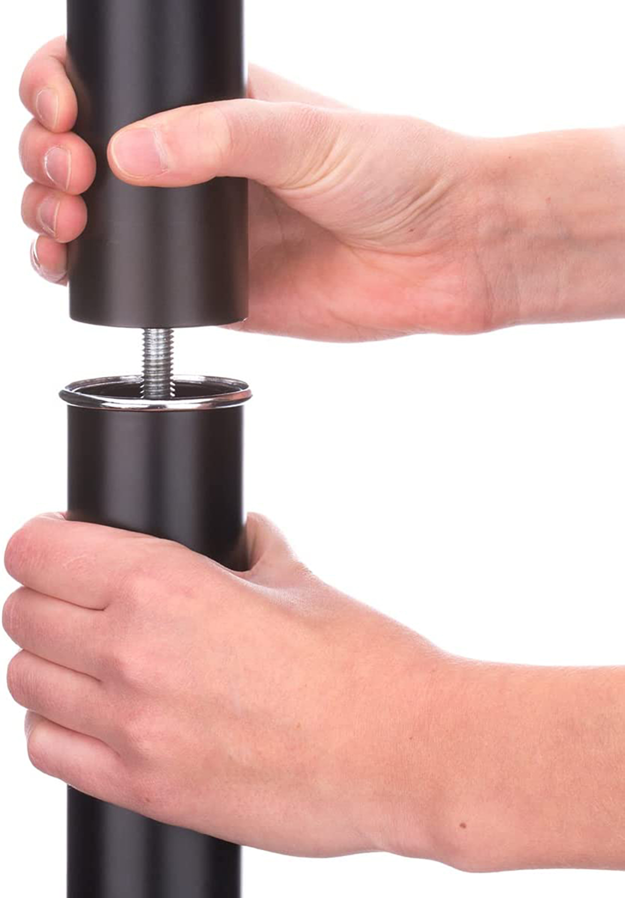 Hände, die eine schwarze Metallstange zusammensetzen. Eine Hand hält die Oberseite, die andere die Basis.