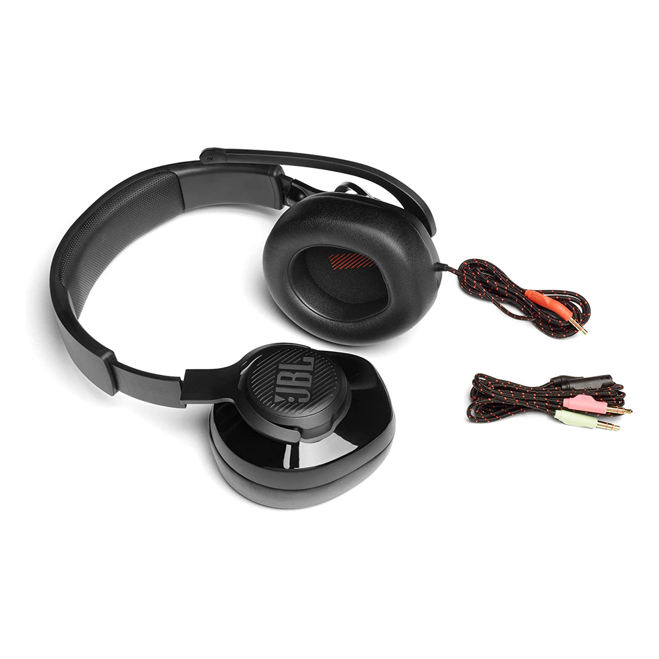 Auriculares JBL negros con un cable y dos cables adicionales sobre un fondo blanco.