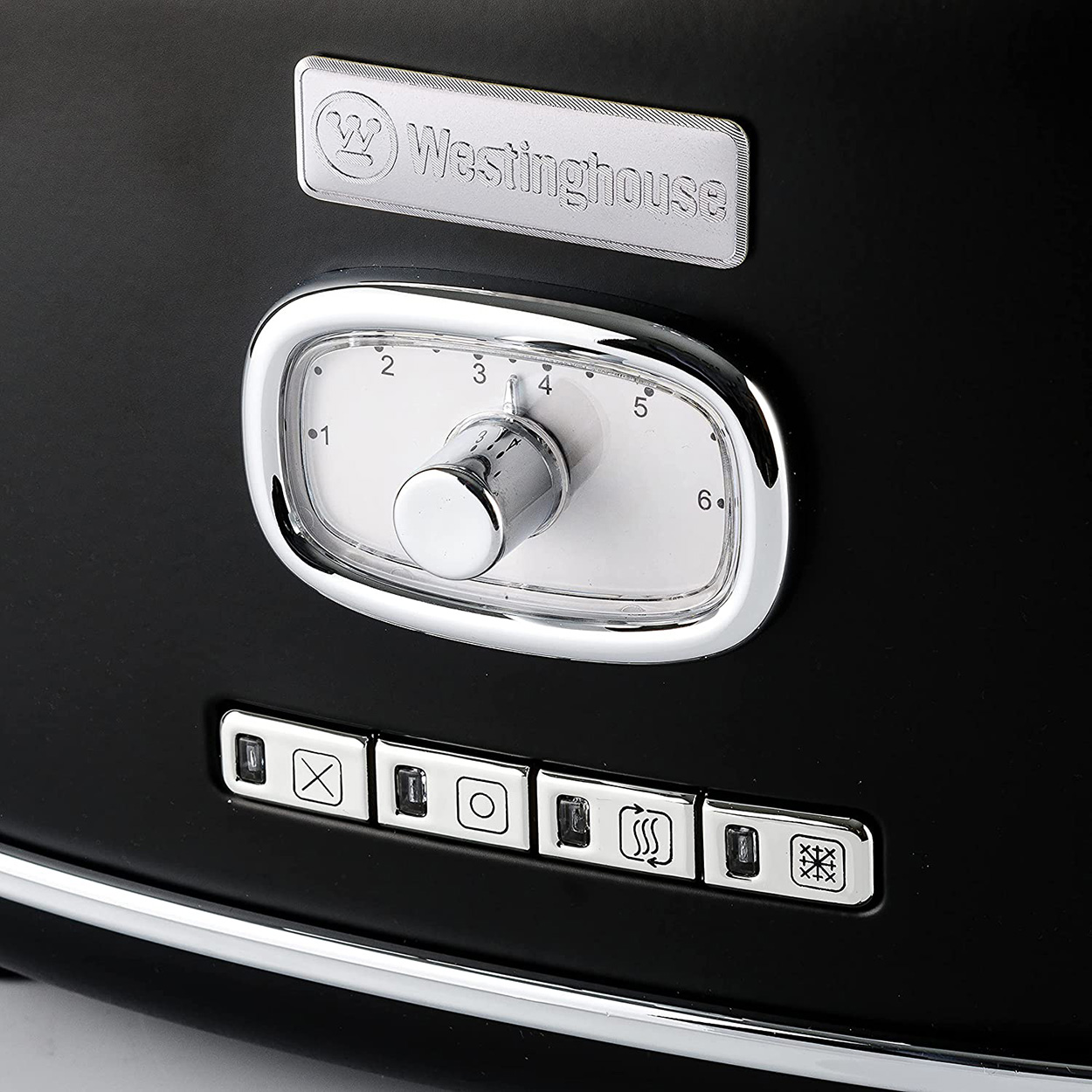 Nahaufnahme eines schwarzen Toasters mit einem Knopf mit Zahlen und Knöpfen.