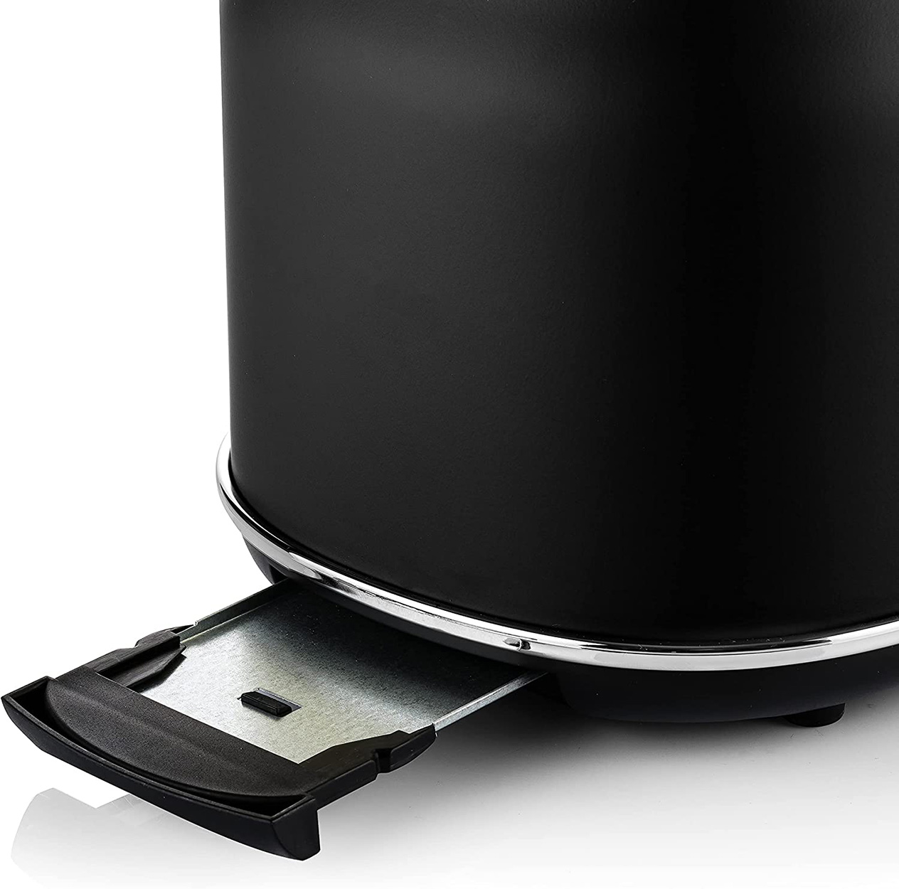 Ein schwarzer Toaster mit herausgezogener Schublade. Der Toaster steht auf weißem Hintergrund.