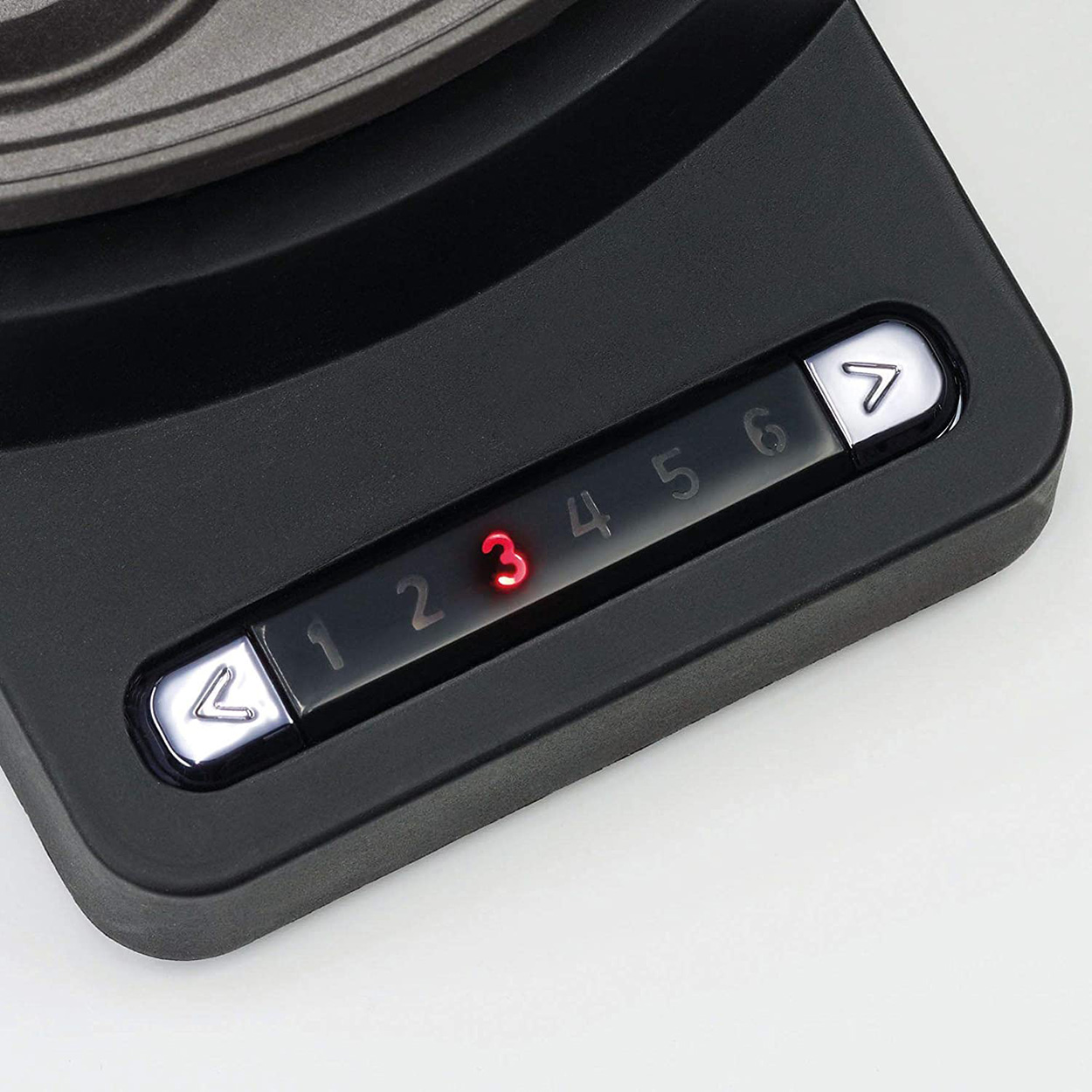 Czarny panel sterowania z przyciskami 1-6, strzałką w prawo i w lewo.