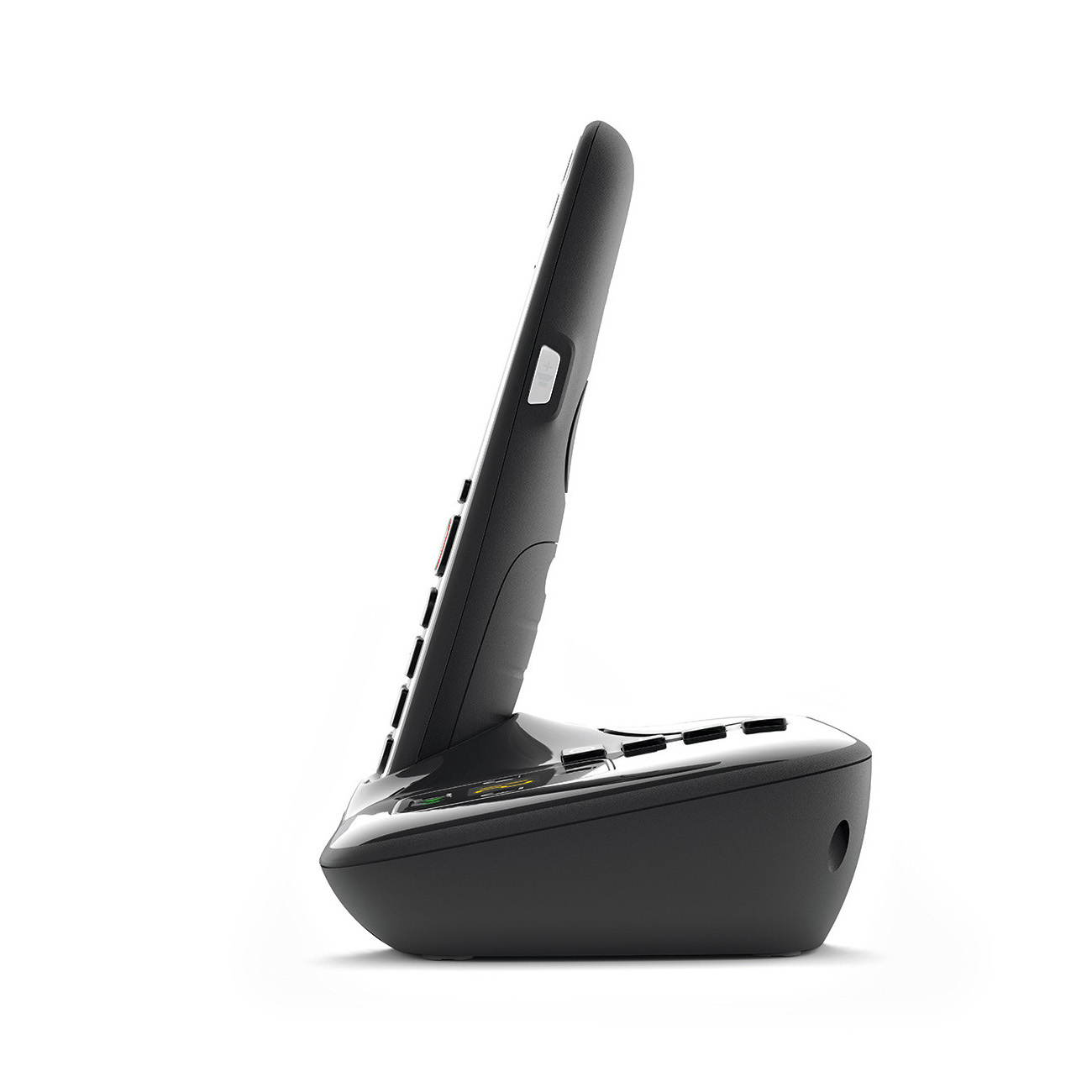 Schwarze schnurlose Telefonbasis, abgewinkelt. Hat mehrere Tasten. Auf weissem Hintergrund.