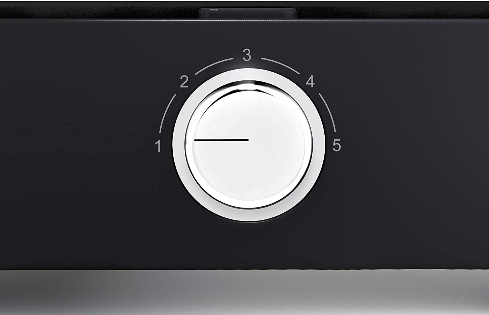 Primer plano de un dial negro con números blancos. Centro del dial blanco con una línea horizontal.