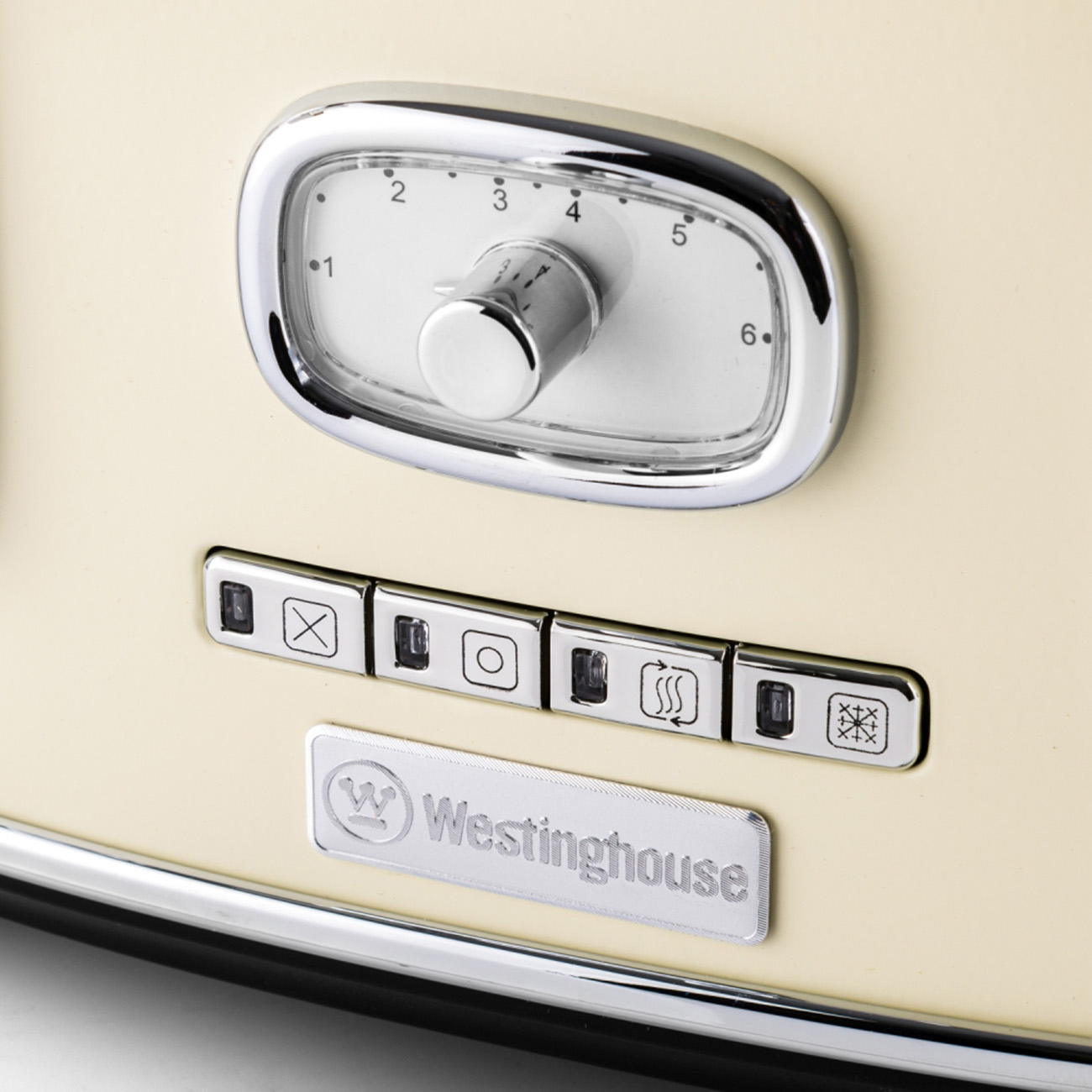 Cremefarbener Toaster mit Drehknopf und Knöpfen. Weißer Hintergrund.