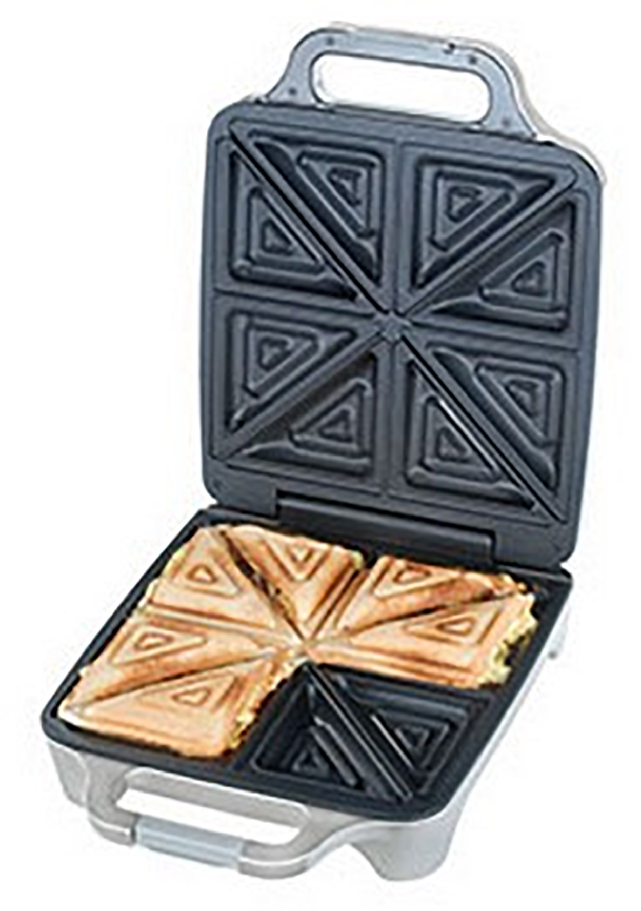 Una tostadora de sándwiches abierta con sándwiches tostados cortados en triángulos.
