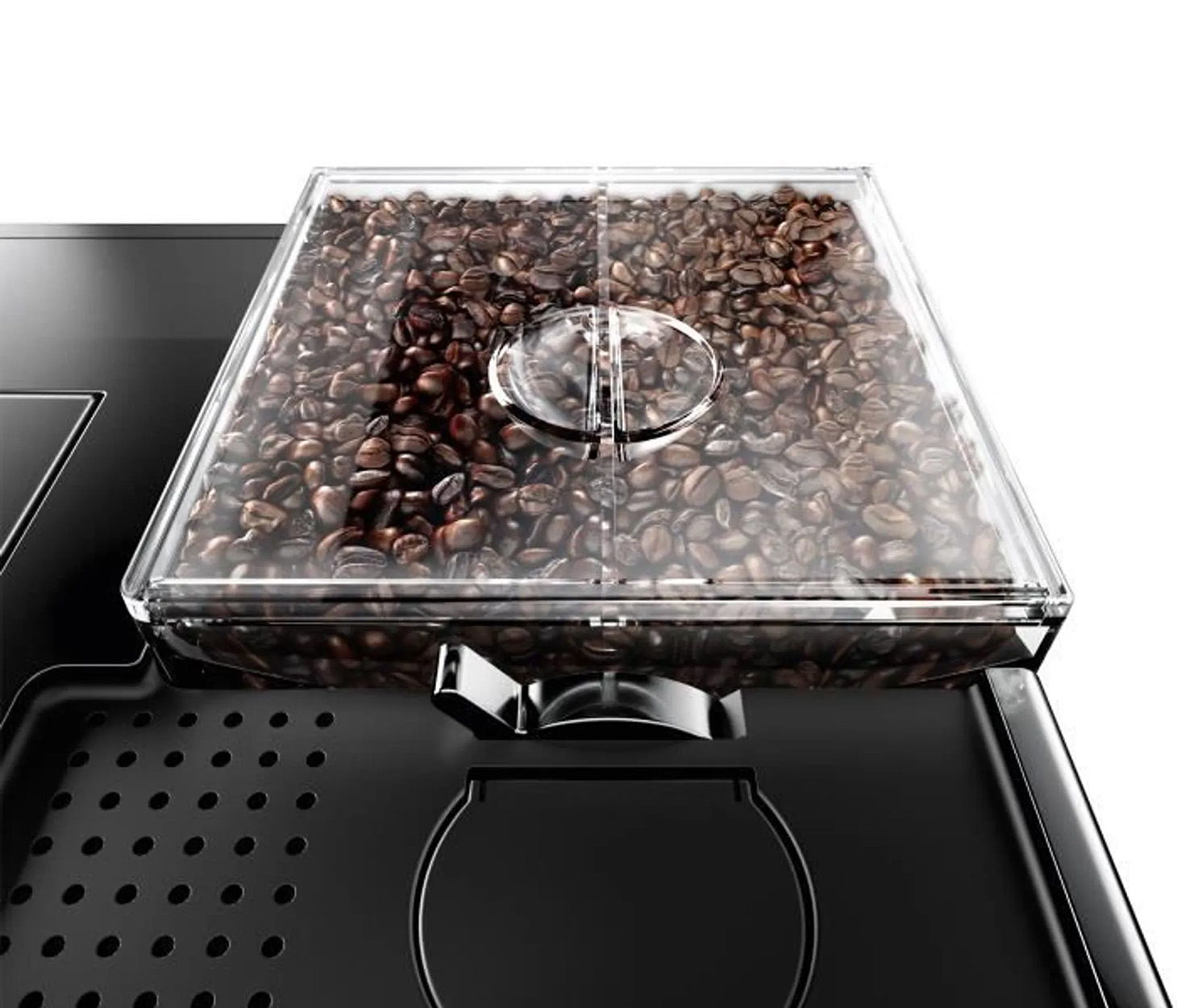 Kaffeebohnen in einem transparenten Behälter einer schwarzen Kaffeemaschine. Der Hintergrund ist weiß.