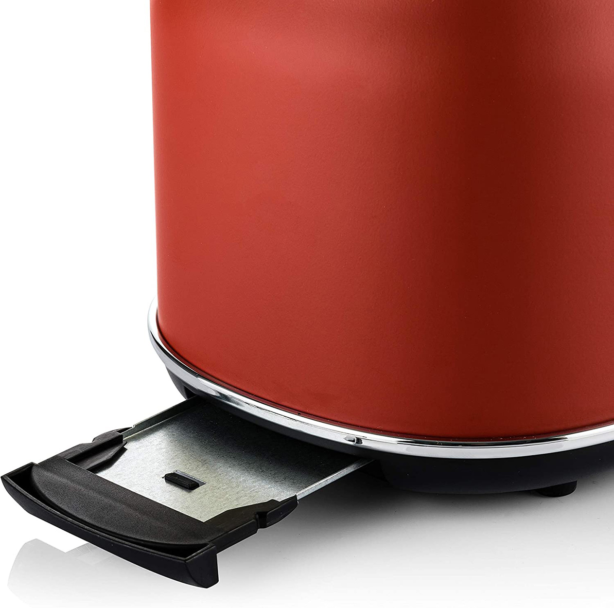 Ein roter Toaster mit geöffnetem Krümelfach. Das Fach ist schwarz, der Toaster ist rot mit Chromverkleidung.