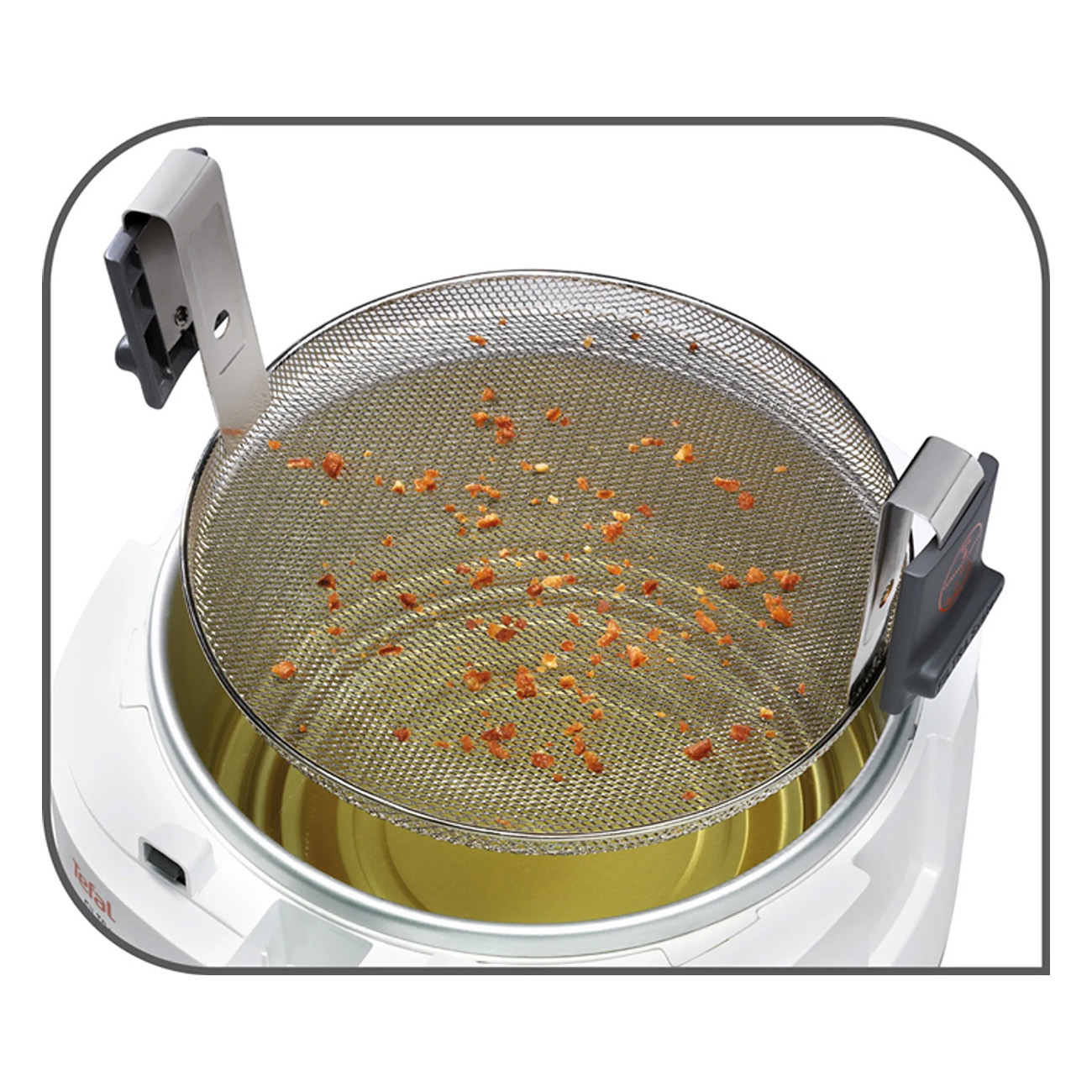 Frytownica z metalowym koszem. Olej zawiera resztki jedzenia.