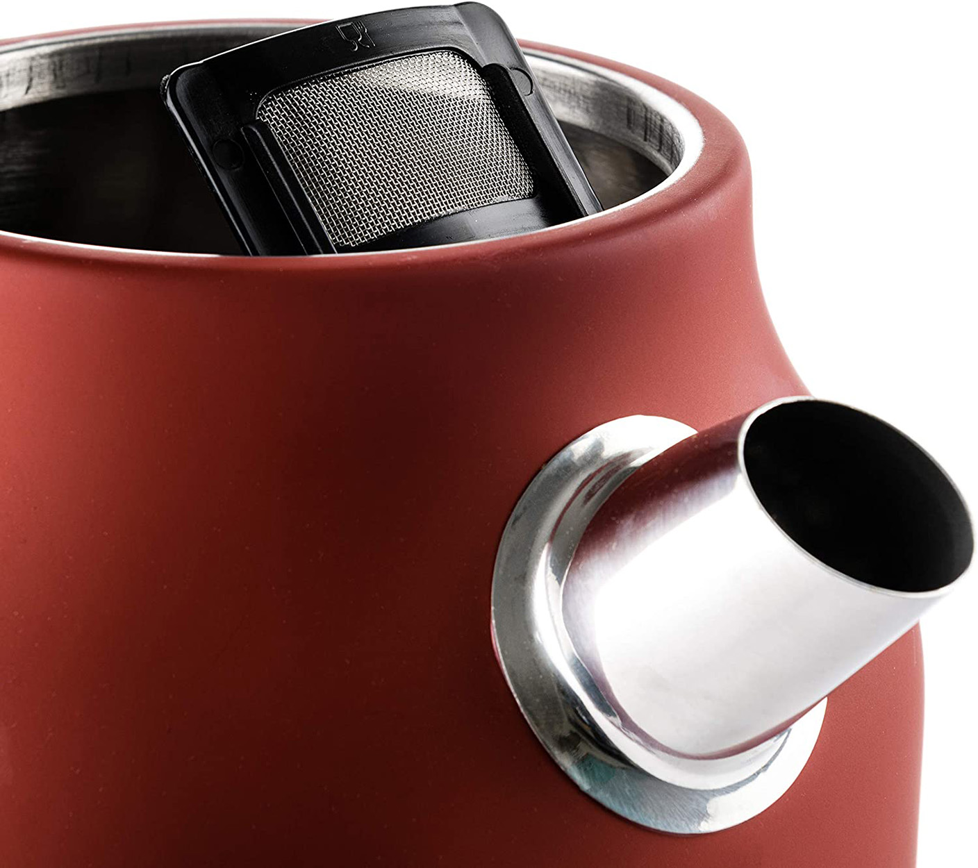 Roter Wasserkocher mit Teesieb.