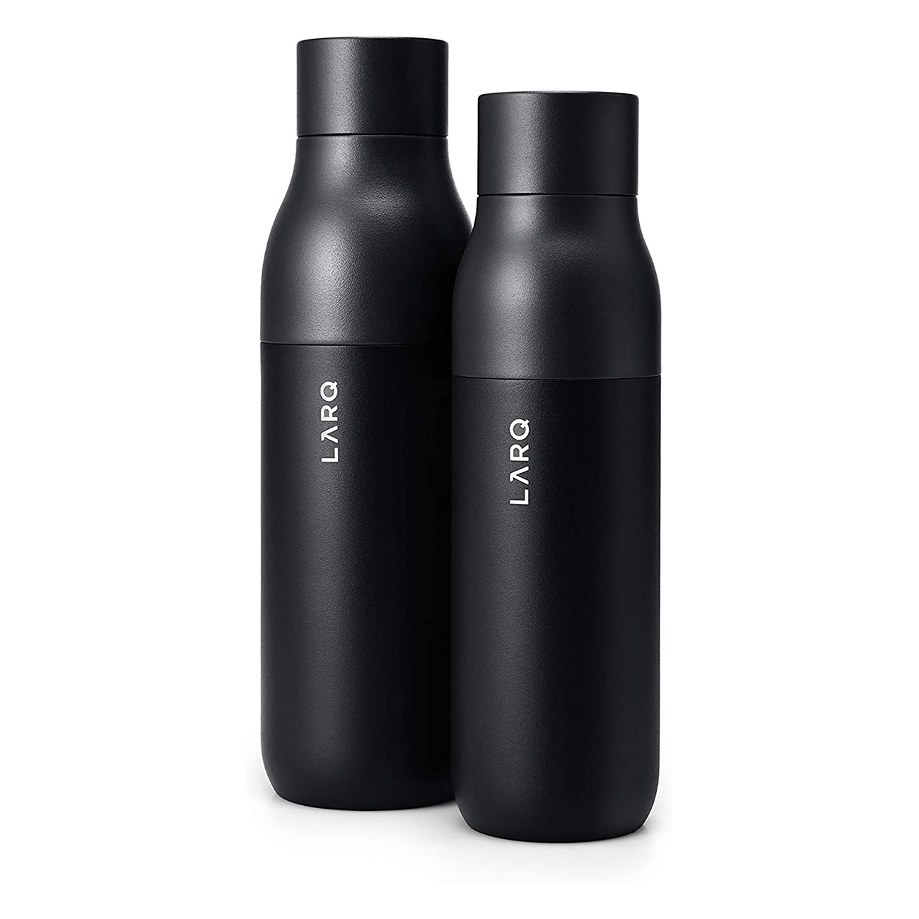 Zwei schwarze Wasserflaschen mit dem Markennamen 'LARQ'.