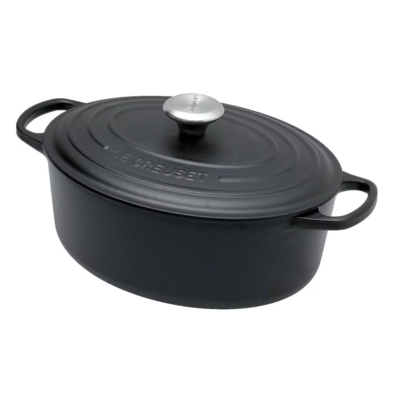 Une cocotte ovale noire Le Creuset avec un couvercle sur fond blanc ; poignées sur les côtés.