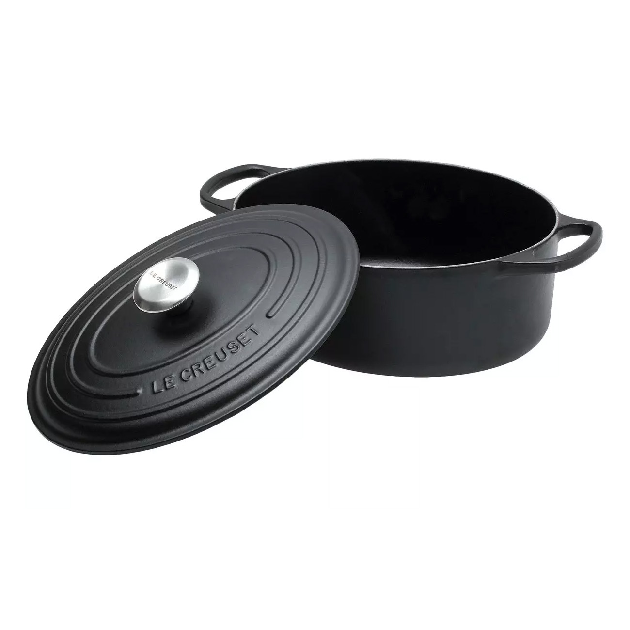 Pot ovale noir Le Creuset avec couvercle ouvert.