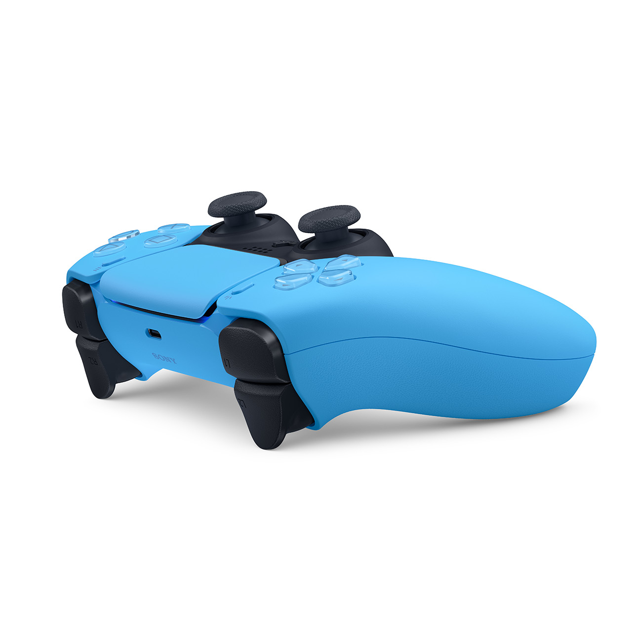 Beyaz zemin üzerinde mavi PlayStation 5 kontrolcüsü, açılı görünüm.