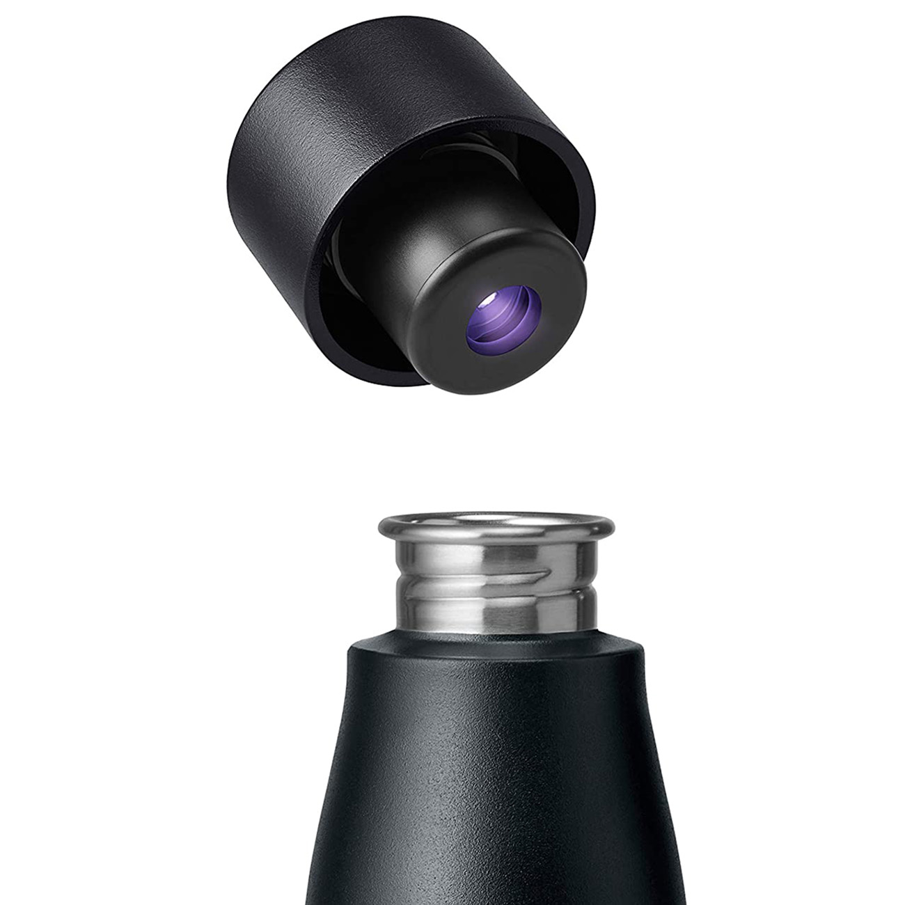 Eine schwarze Wasserflasche mit abgenommenem Deckel. Der Deckel ist oben und zeigt das Innere.