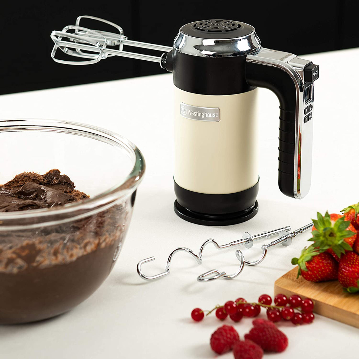 Ein Westinghouse Handmixer mit Zubehör und Zutaten auf weißer Oberfläche.