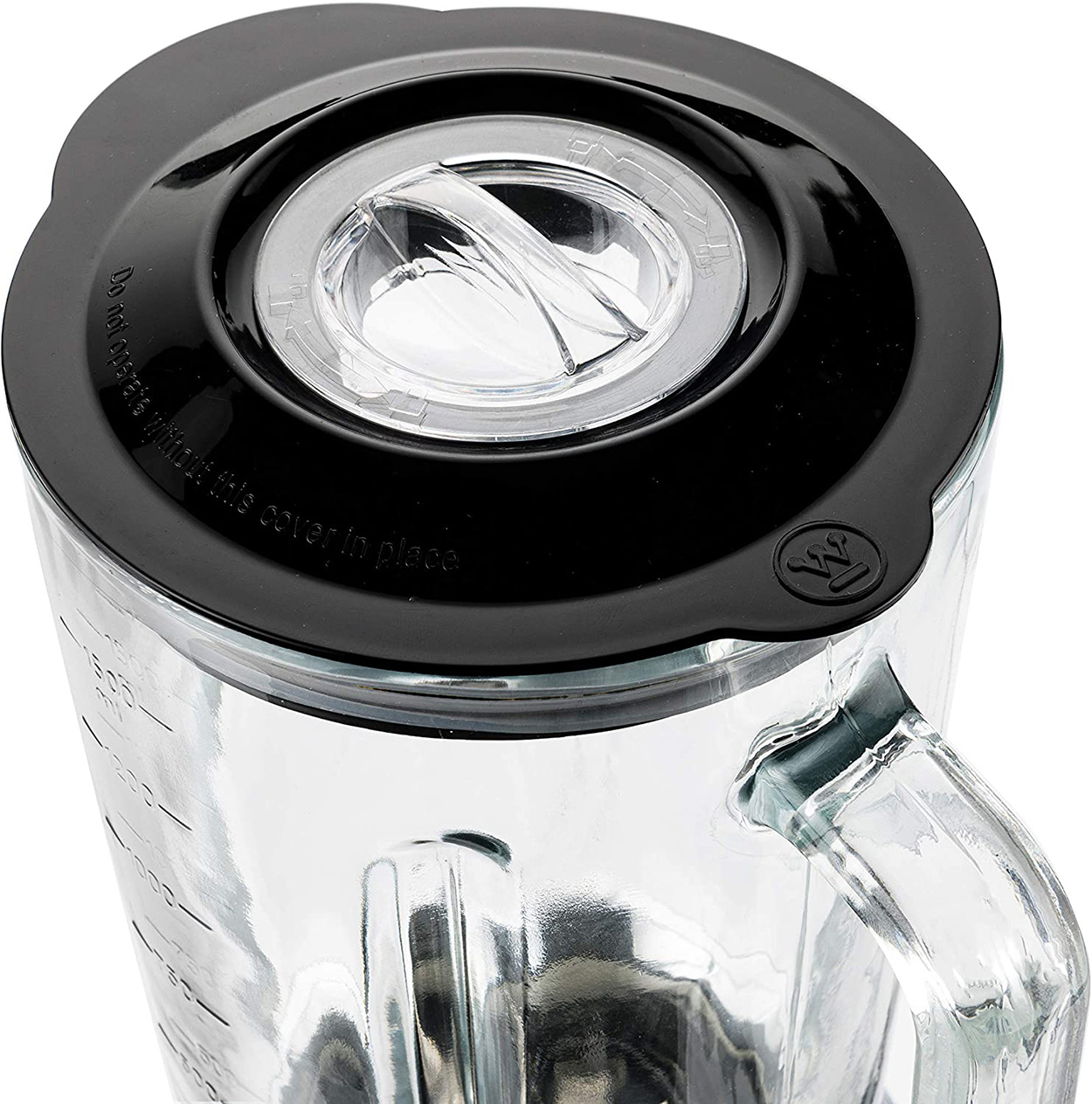 Glas-Mixerbehälter mit schwarzem Deckel und klarer Deckelöffnung. Der Behälter hat Maße.