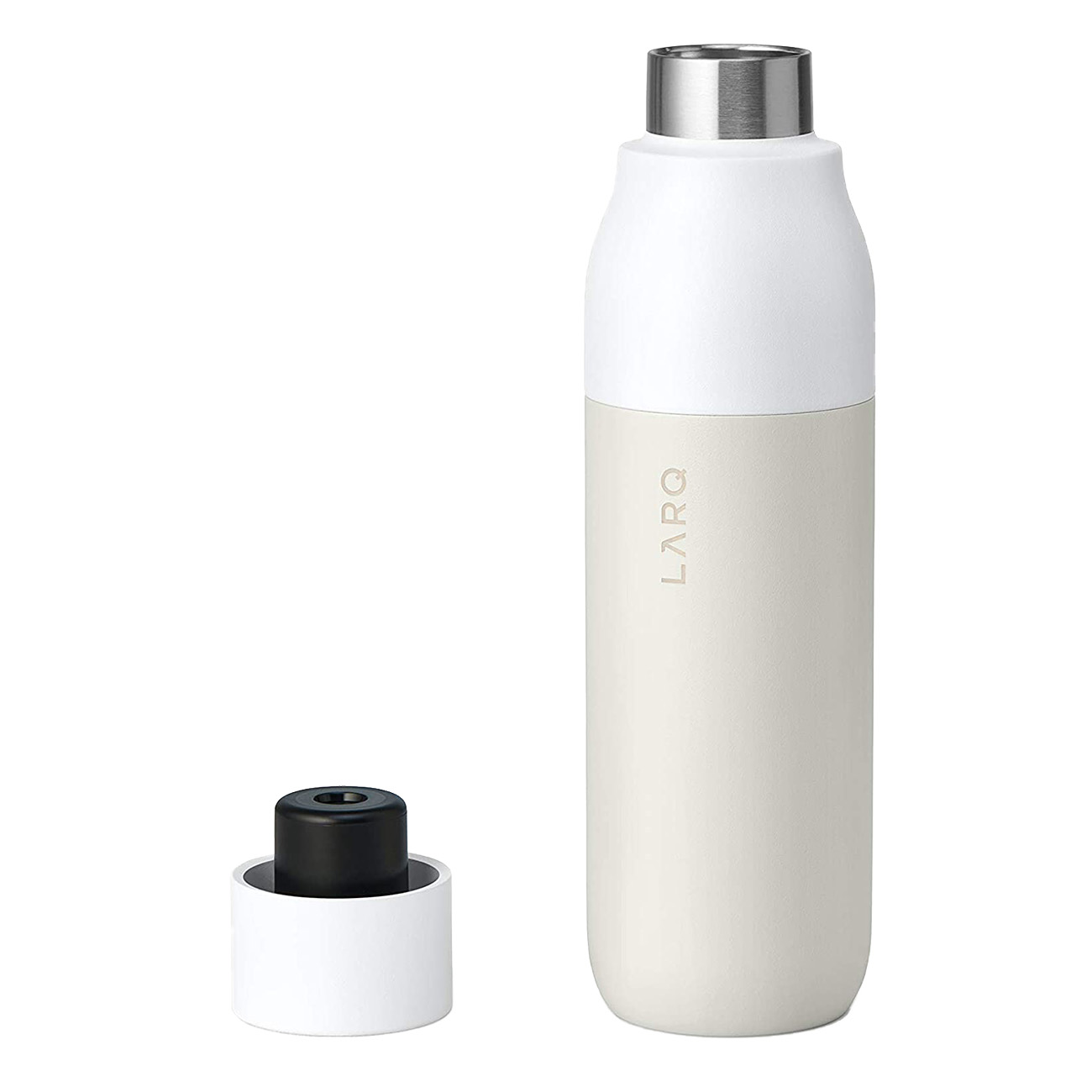 Weiße und graue Wasserflasche mit abgenommenem Deckel. LARQ ist auf der Flasche aufgedruckt.