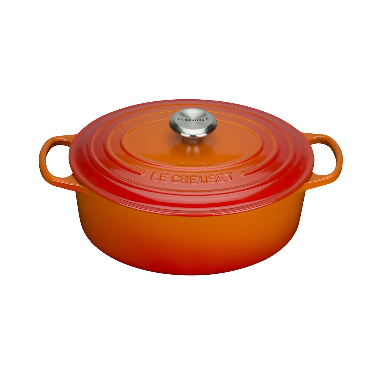 Pomarańczowy garnek Le Creuset z pokrywką. Dwa uchwyty po bokach. Srebrny uchwyt na pokrywce. Białe tło.