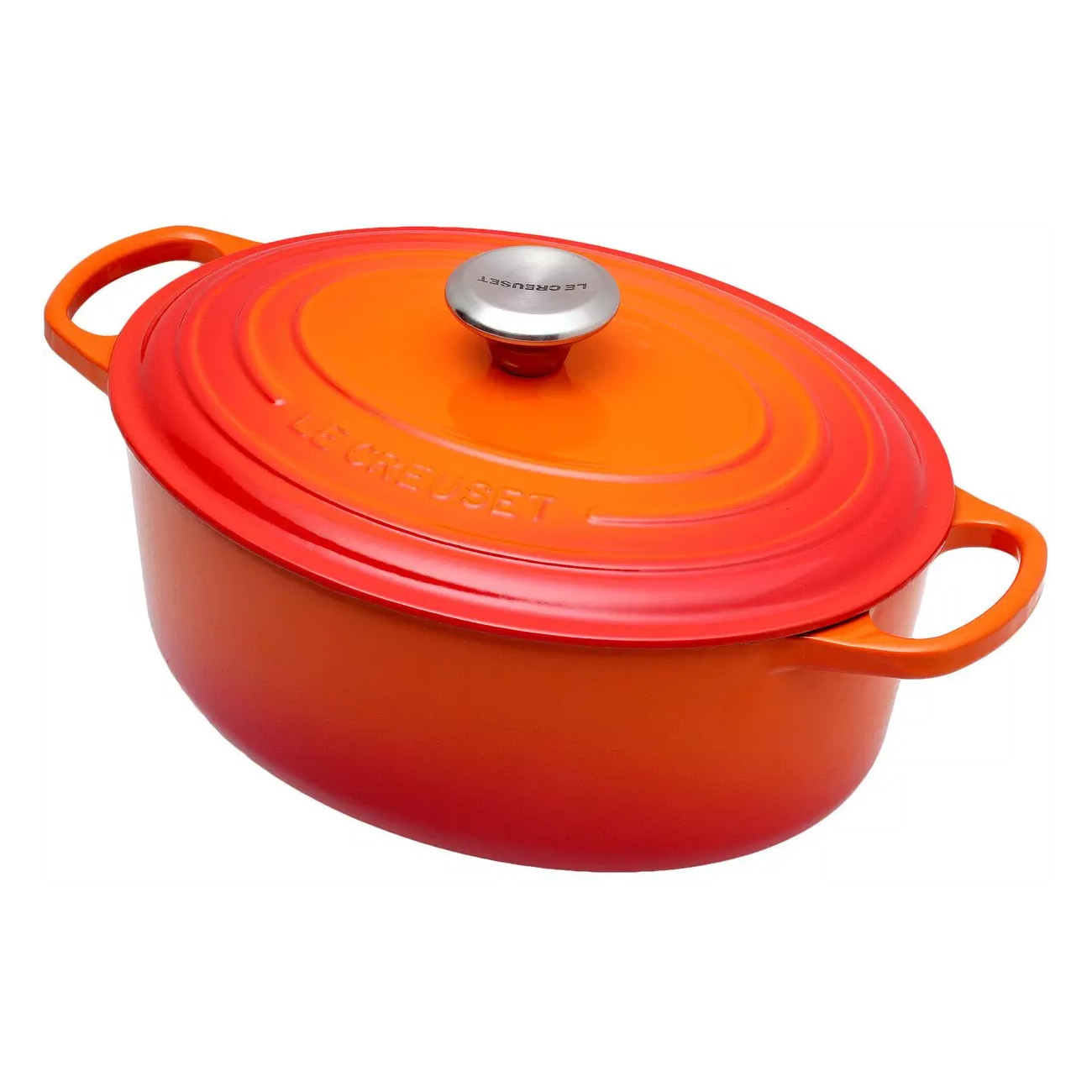 Pomarańczowy garnek Le Creuset z pokrywką na białym tle. Ma dwa uchwyty po bokach i srebrne pokrętło na pokrywce.