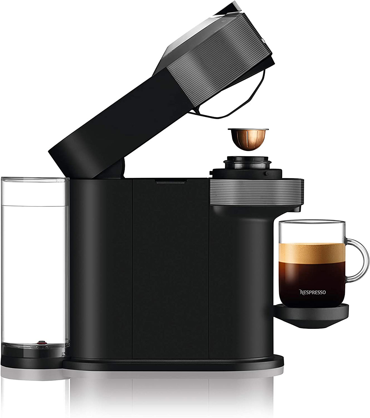 Schwarze Nespresso Vertuo Next Kaffeemaschine mit Glasbecher und Kapsel, auf weißem Hintergrund.