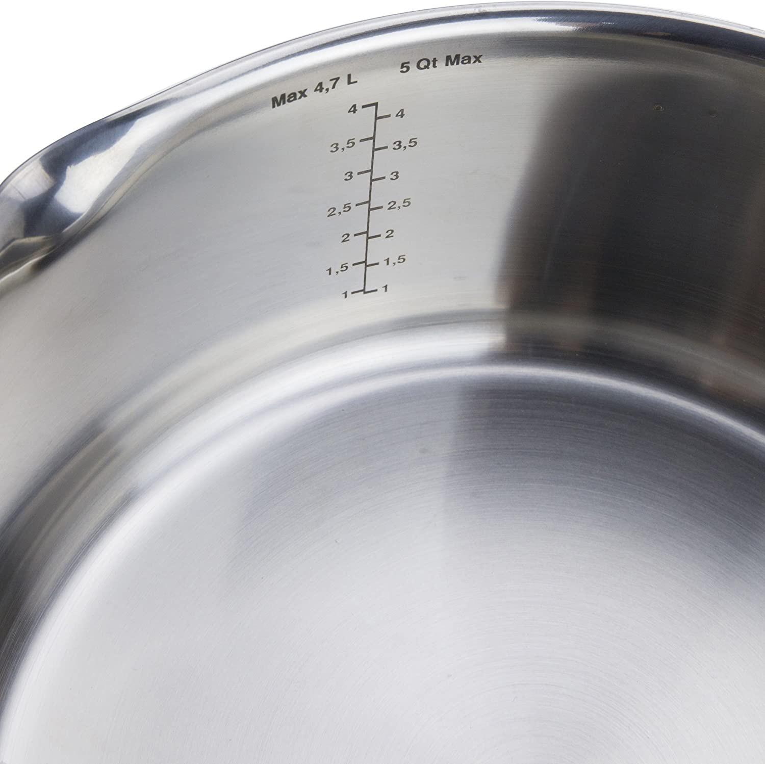 Primer plano de una olla de acero inoxidable con marcas de volumen, de 1 a 4 litros.