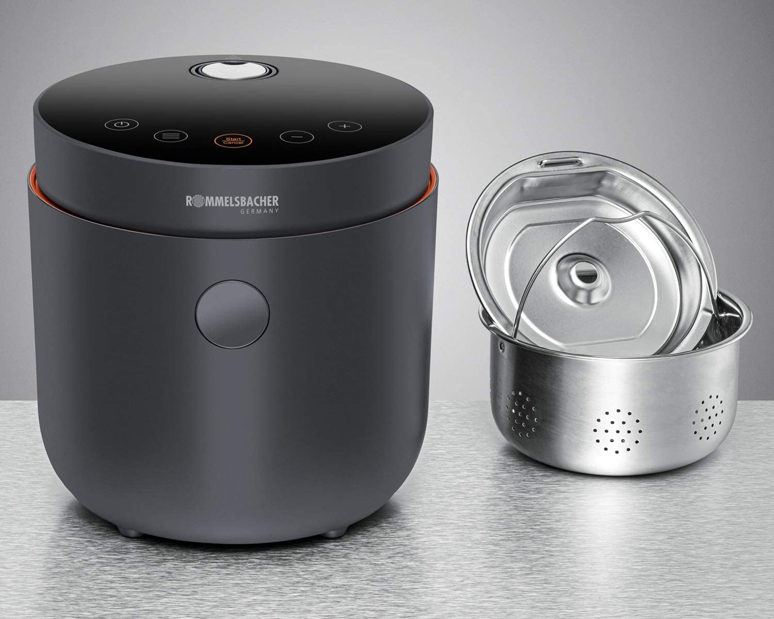 Czarny i pomarańczowy garnek do ryżu, metalowy garnek po prawej.