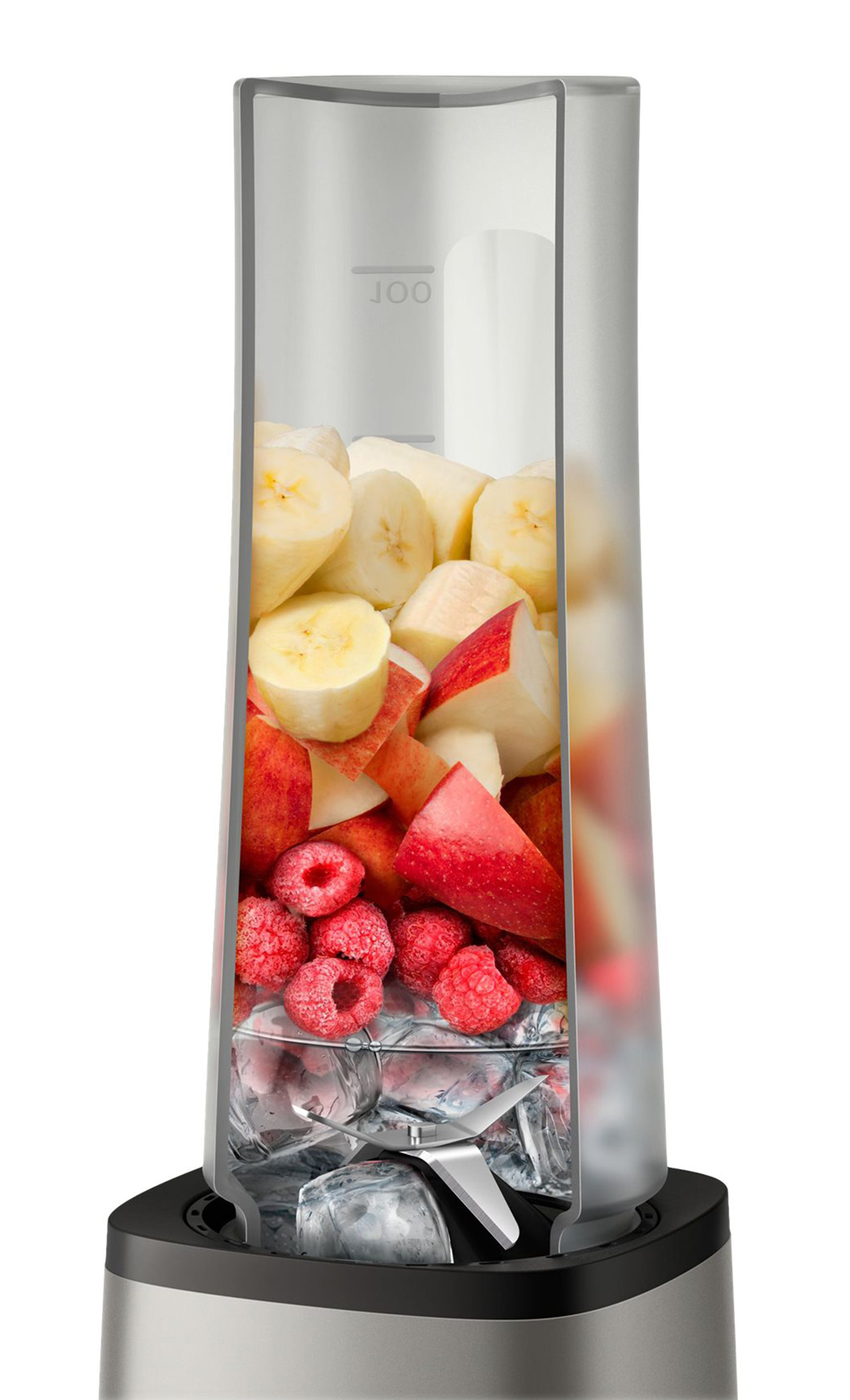 Mixer mit Schichten aus Früchten: Himbeeren, Äpfel, Bananen und Eiswürfel.