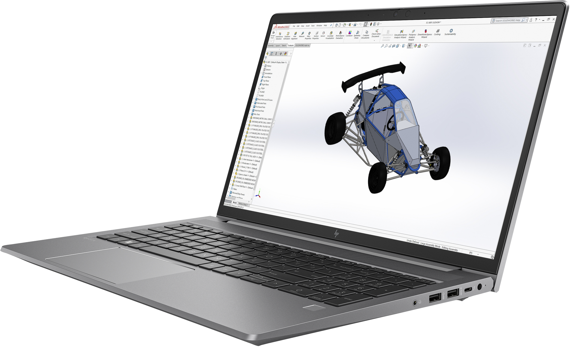 Una laptop plateada muestra un modelo 3D de un coche de carreras en su pantalla. El logotipo de HP es visible en la laptop.