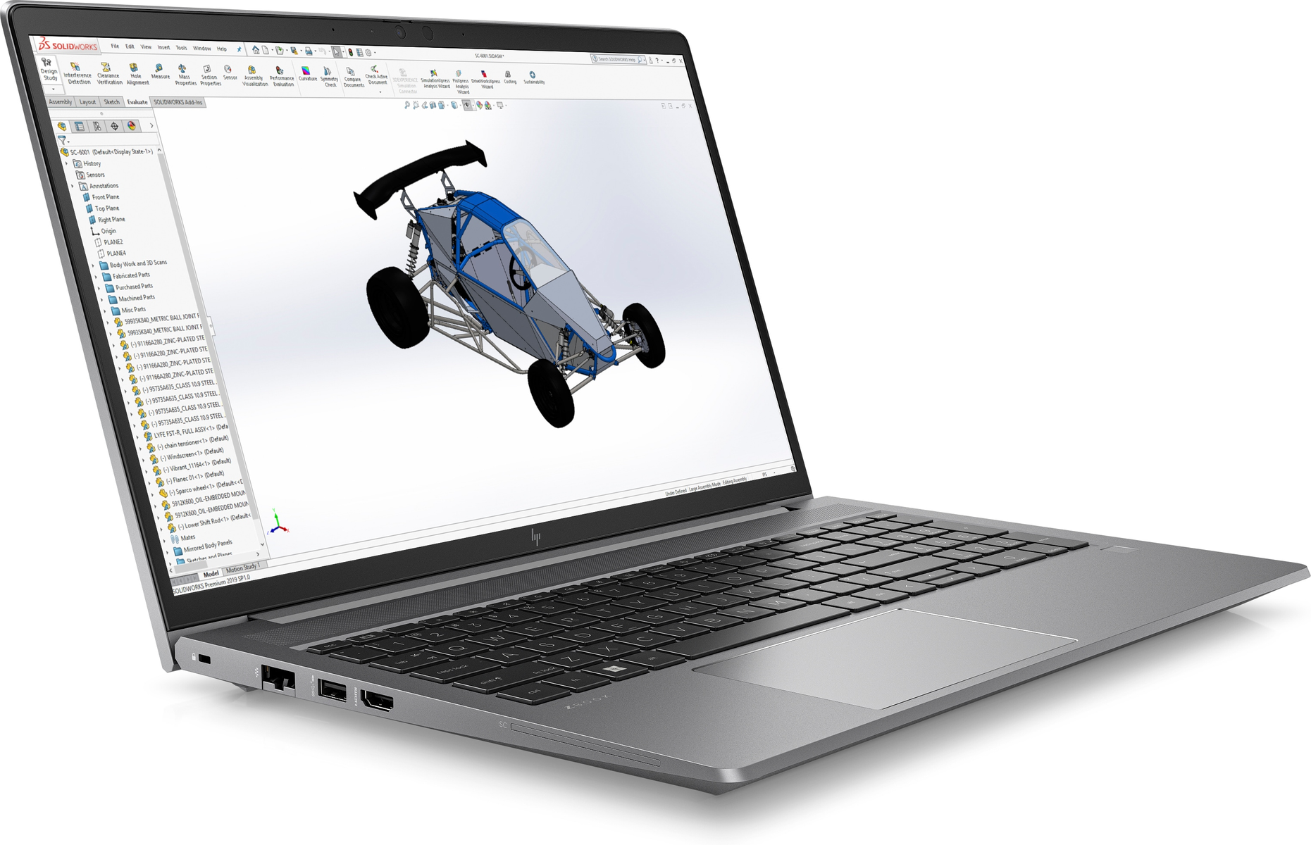 Una computadora portátil está abierta, mostrando un modelo 3D de un coche. La pantalla muestra una interfaz de software CAD.