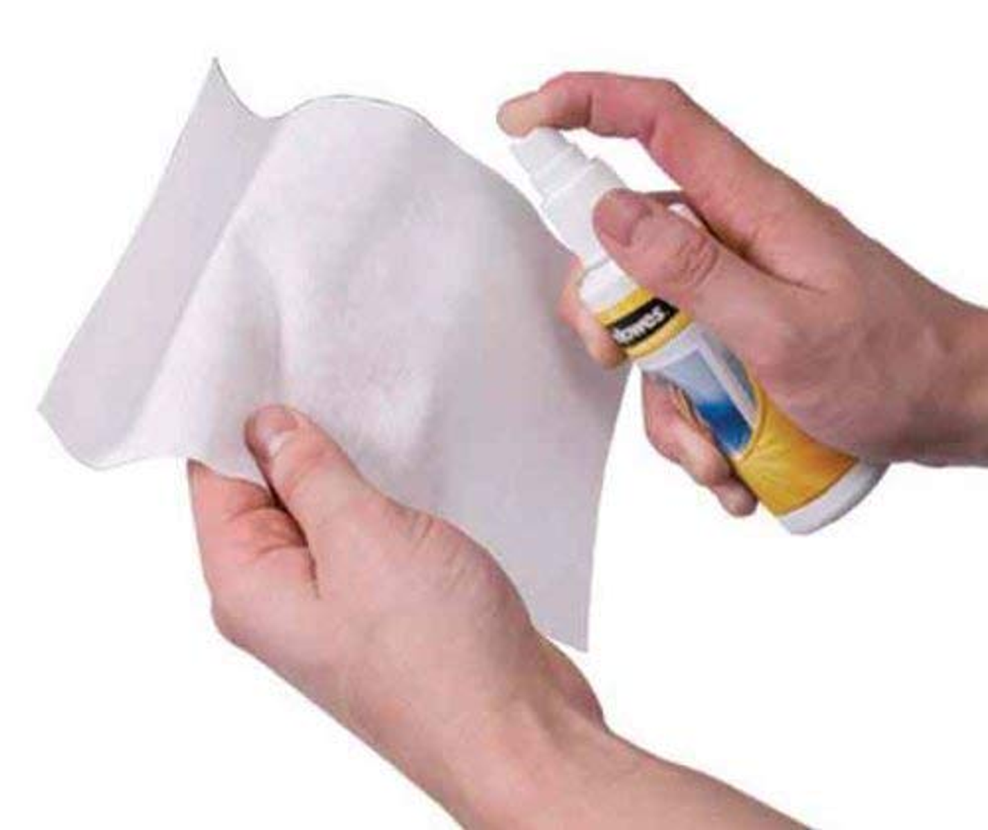 Dłonie rozpylają płyn czyszczący na białą szmatkę w celu czyszczenia.