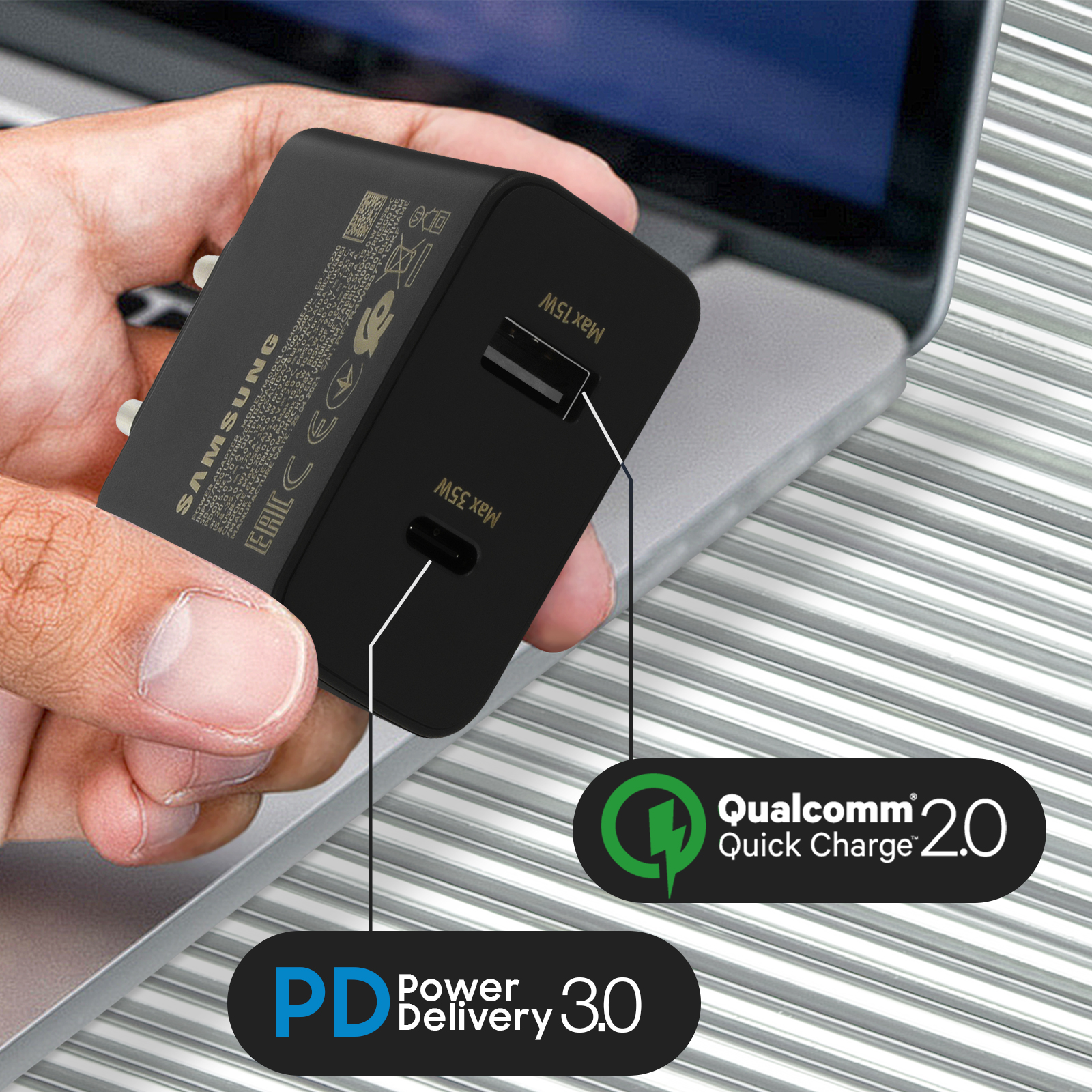 Schwarzes Samsung-Ladegerät, zwei USB-Anschlüsse, PD 3.0 und Qualcomm 2.0.
