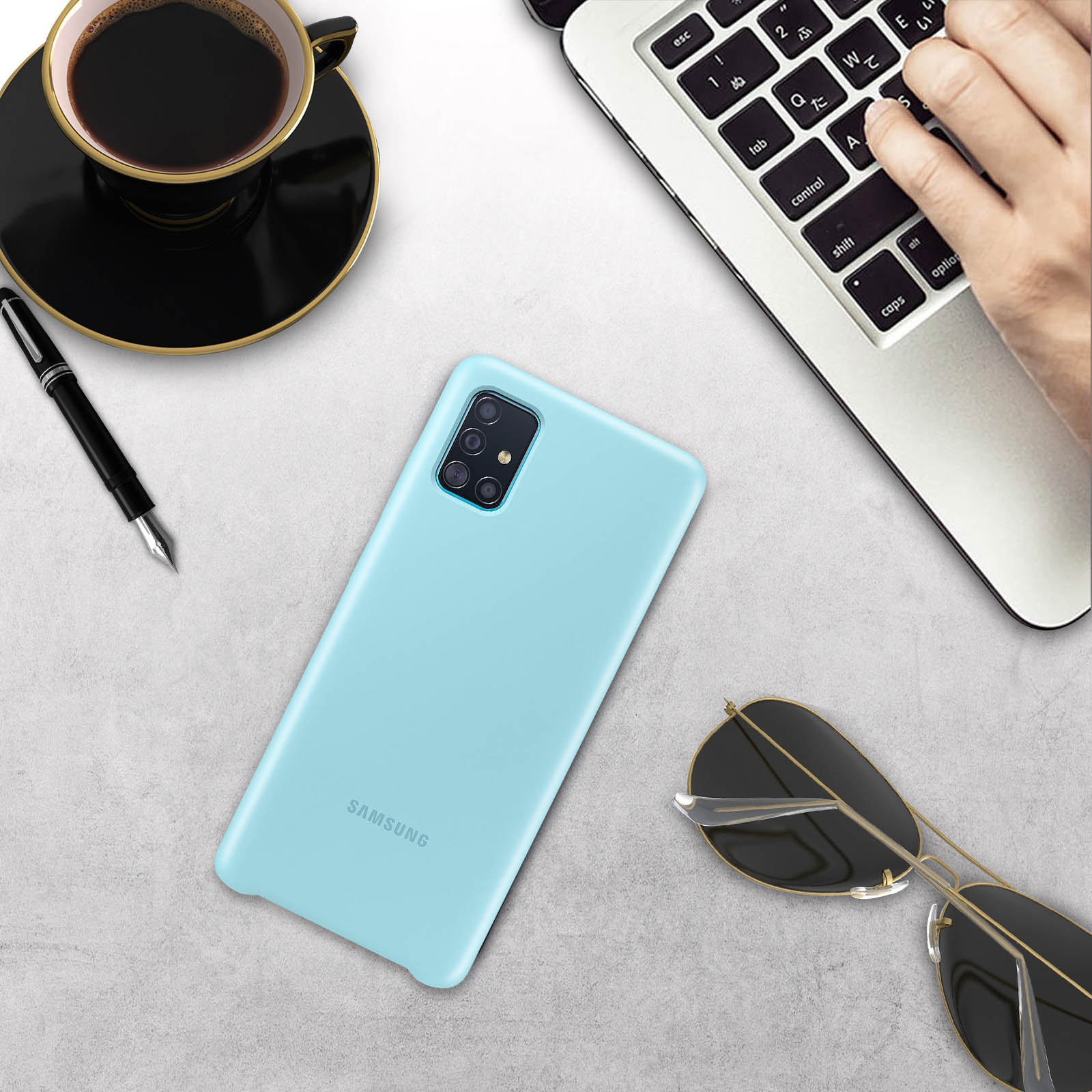 Een blauwe telefoonhoes met een telefoon en andere items op een tafel.