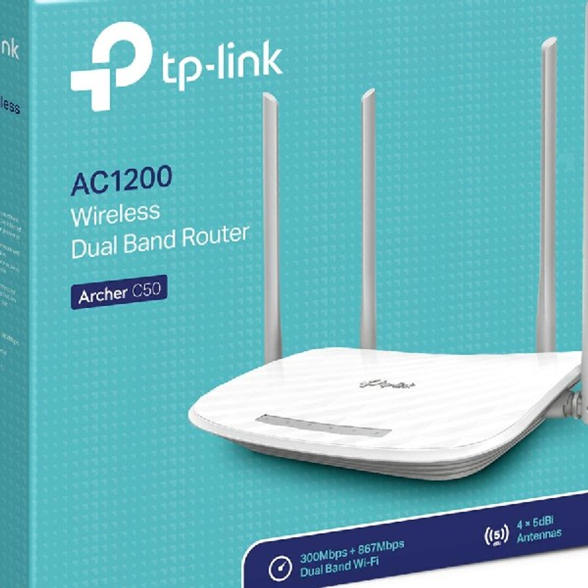 Biały router i pudełko z tekstem. Widoczne cztery anteny.