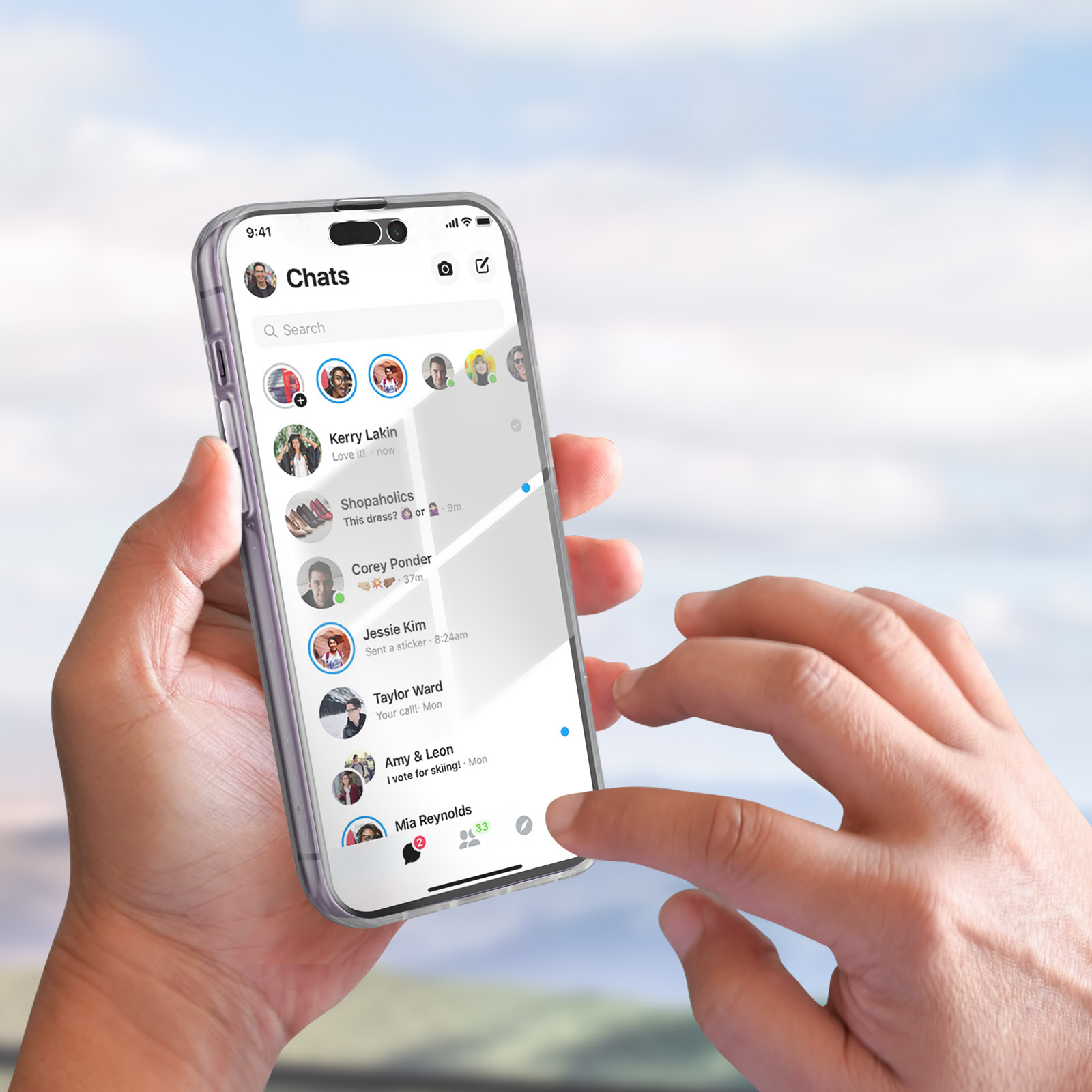 Mano che tiene un telefono con un'interfaccia di chat. L'altra mano tocca lo schermo.