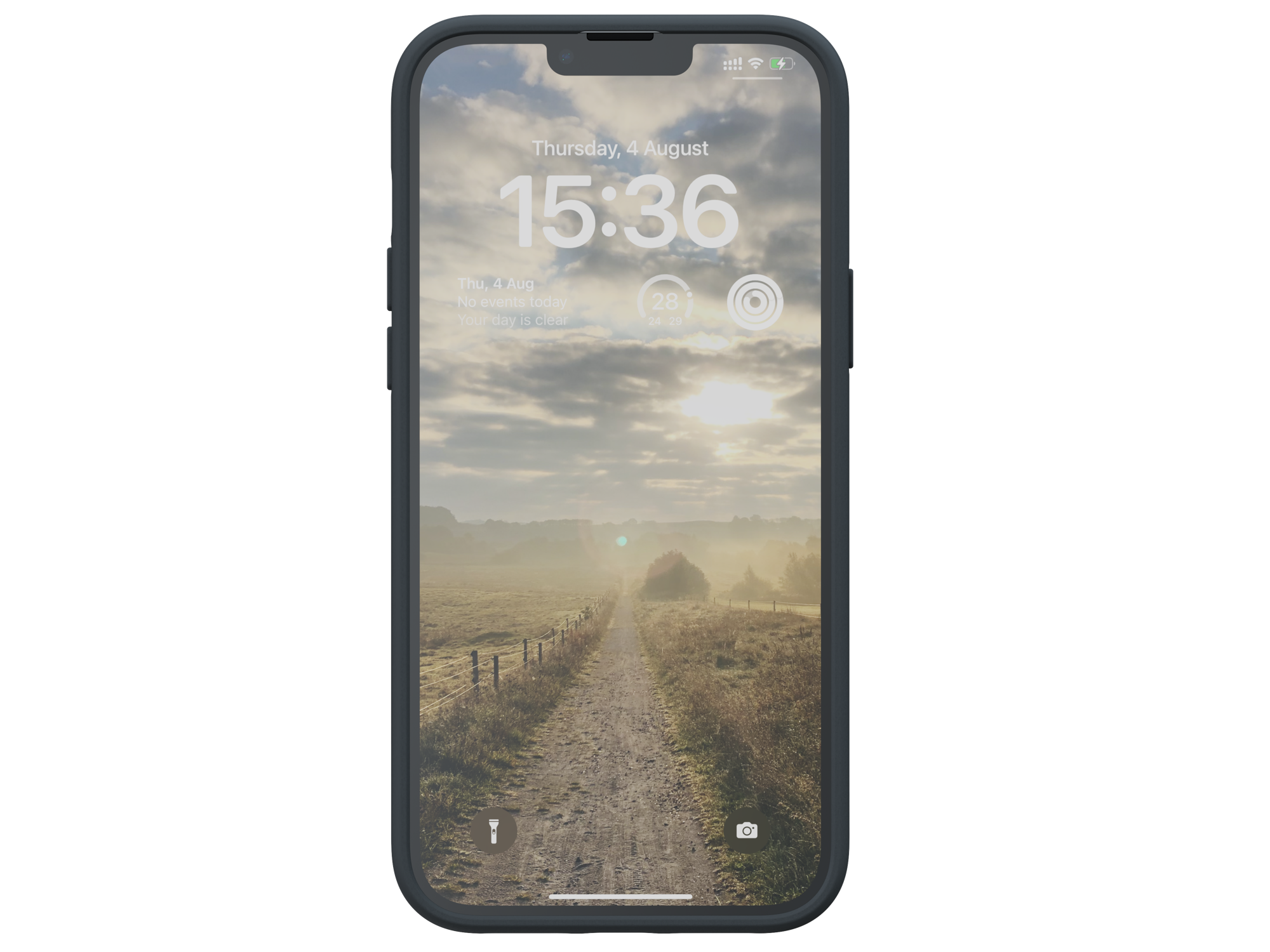 Uno schermo di smartphone mostra un paesaggio nuvoloso con un sentiero. L'ora e la data sono visualizzate in alto.