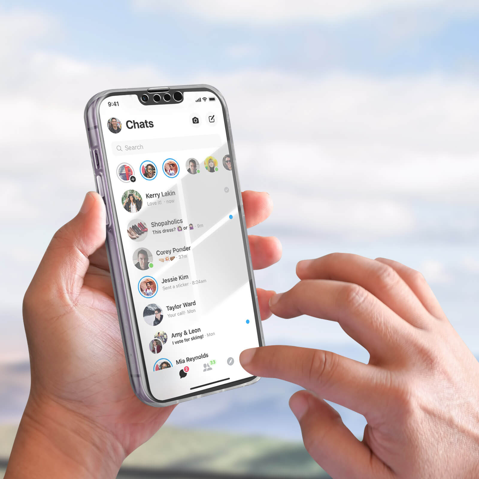 Mano che tiene telefono che mostra app chat con messaggi, sfondo cielo blu.