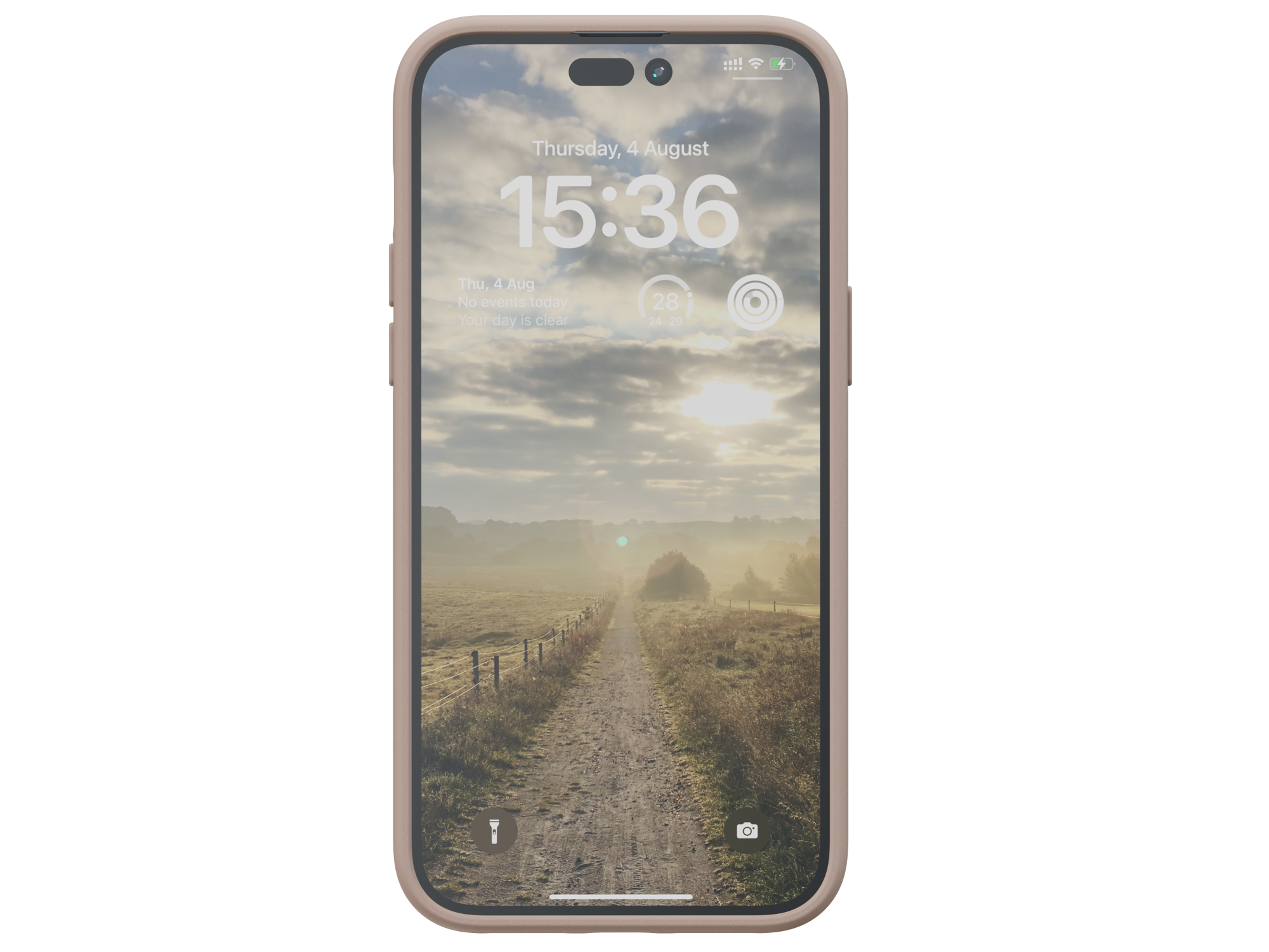 Schermo del telefono che mostra un sentiero attraverso un campo in una giornata nuvolosa.