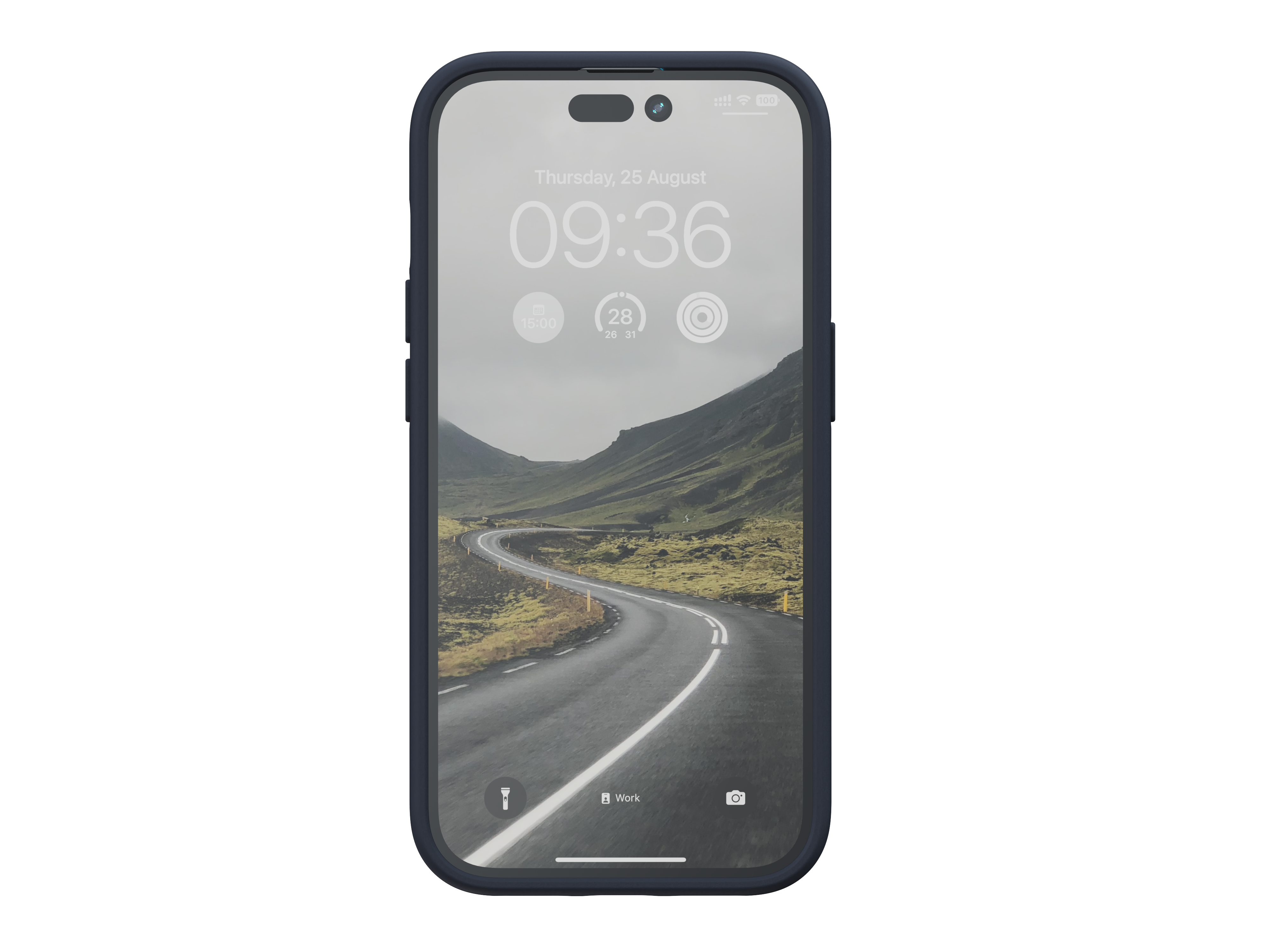 Uno smartphone con un paesaggio stradale sullo schermo, che mostra l'ora e la data. È in una custodia blu scuro.