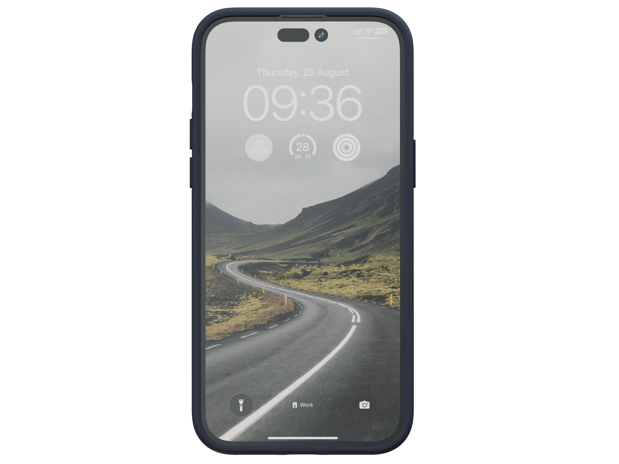 Ein Smartphone zeigt eine Straßenszene. Das Telefon ist in einer dunkelblauen Hülle.