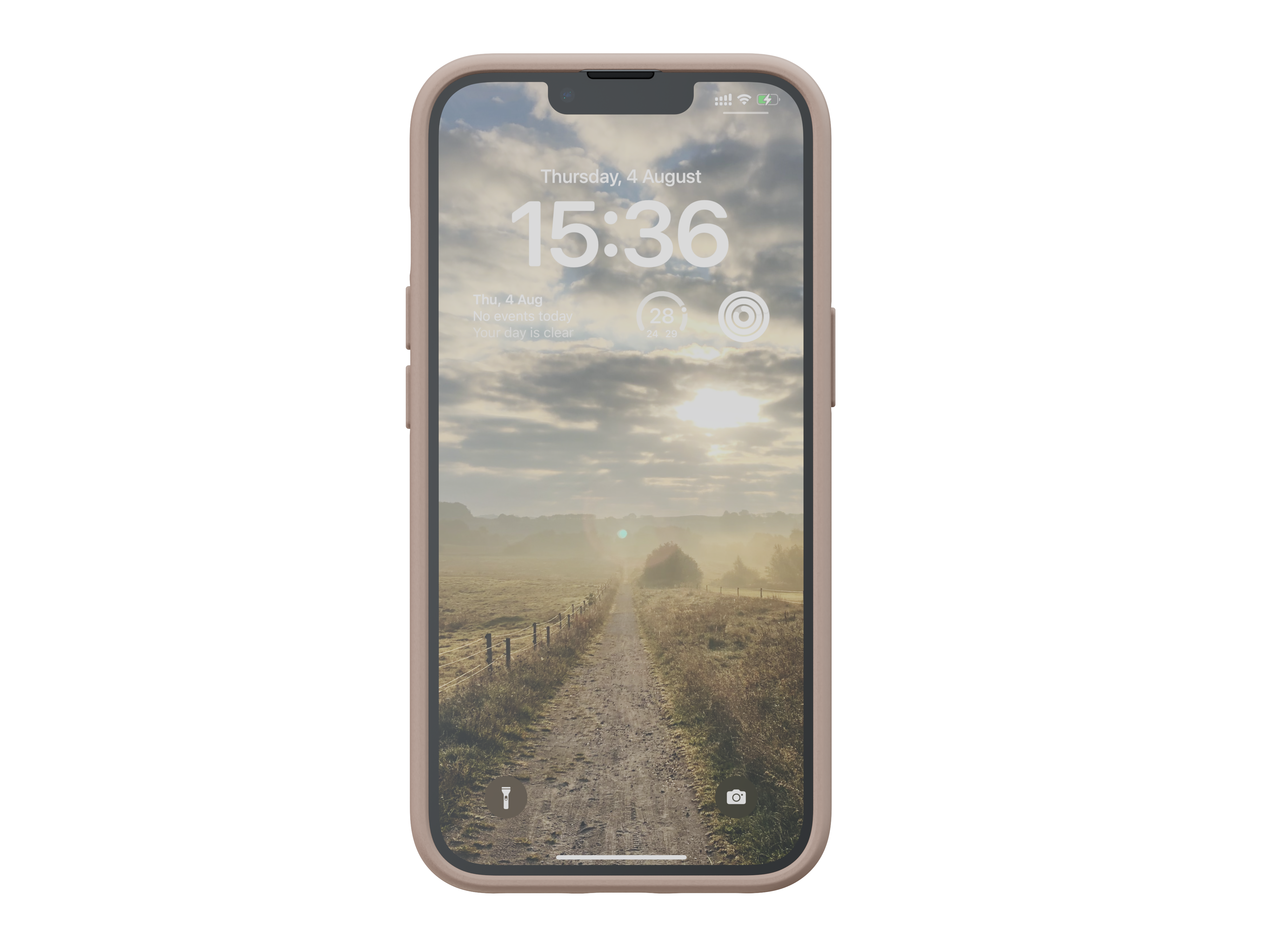 Handy zeigt Weg durch nebeliges Feld mit Sonnenuntergang. Auf dem Bildschirm steht 15:36.