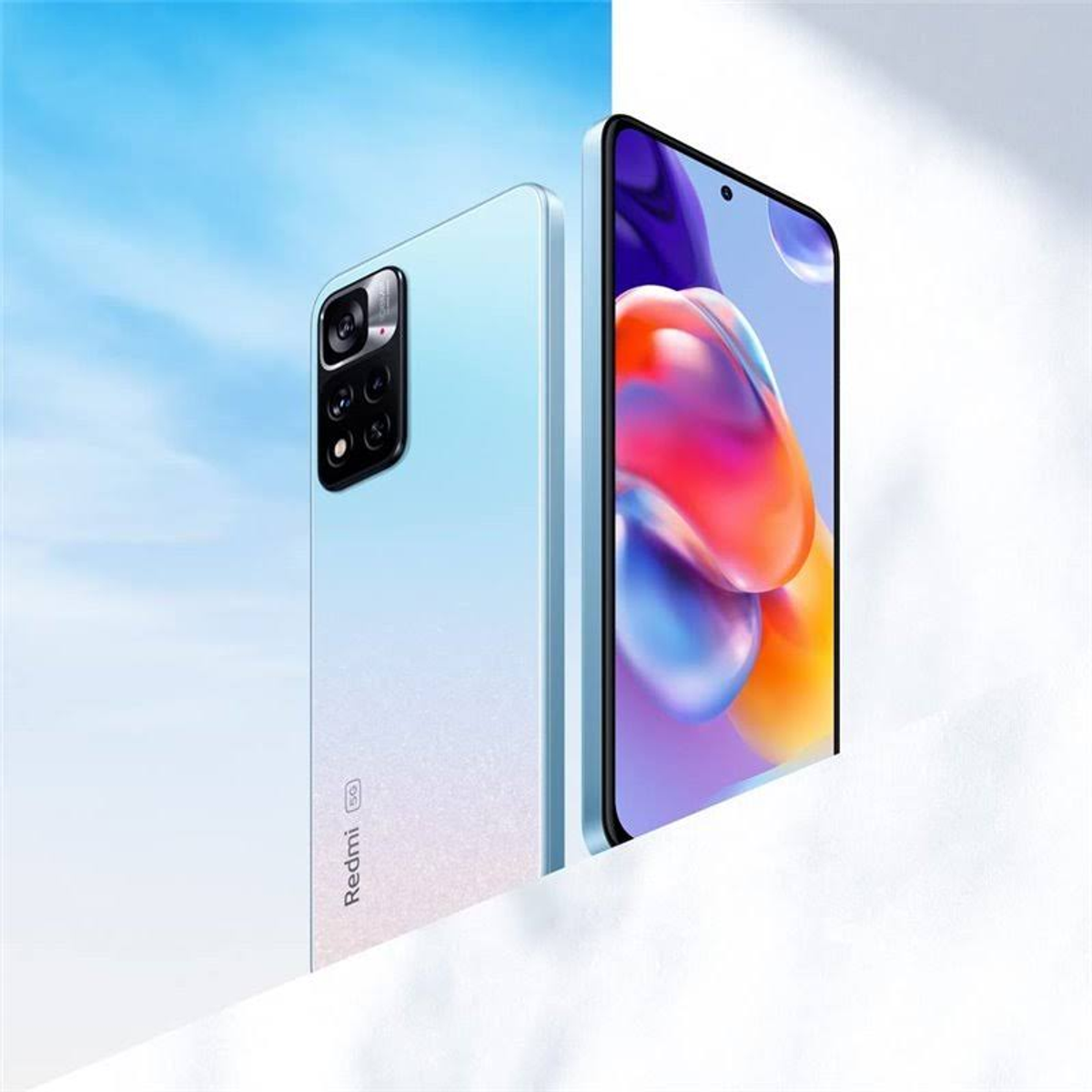 Zwei hellblaue Smartphones, eines zeigt die Rückseite mit Kameras, das andere den Bildschirm.