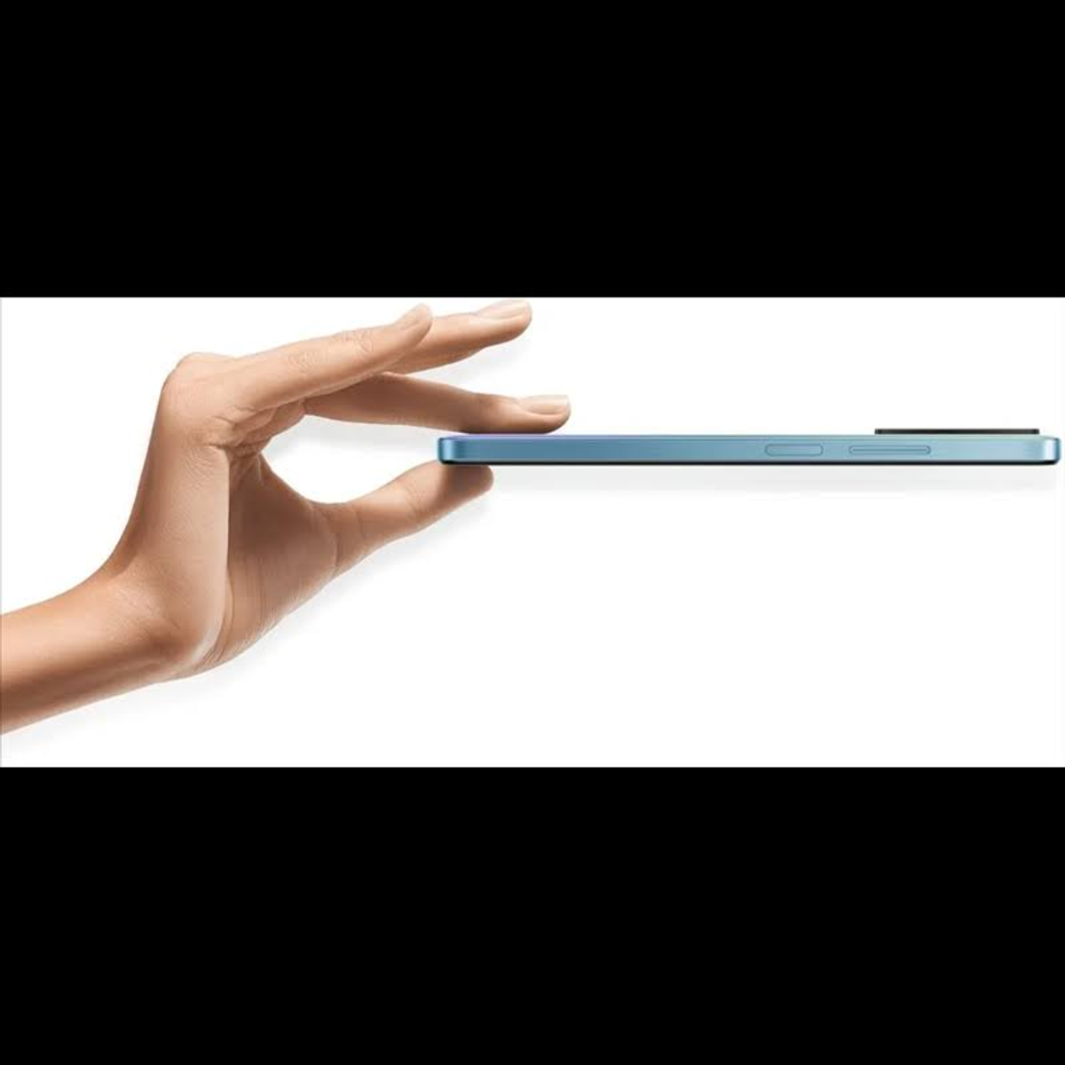 Ręka trzymająca niebieski telefon. Widoczny bok telefonu, tło jest białe.