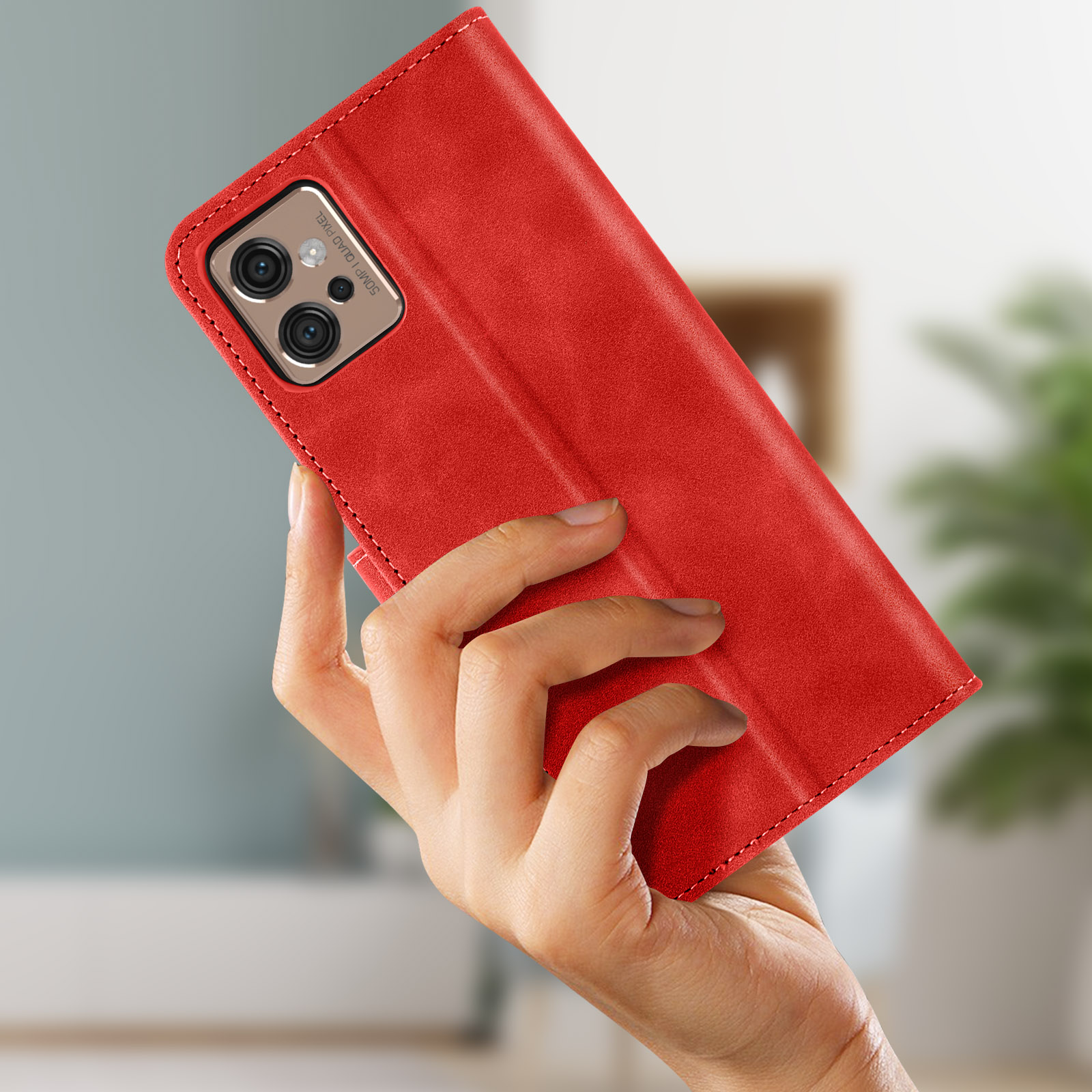 Rote Handyhülle in der Hand, mit Kameras und Telefon sichtbar.