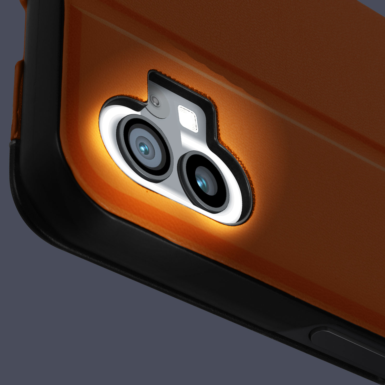 Primo piano del modulo fotocamera di un telefono con una luce brillante intorno alle lenti.