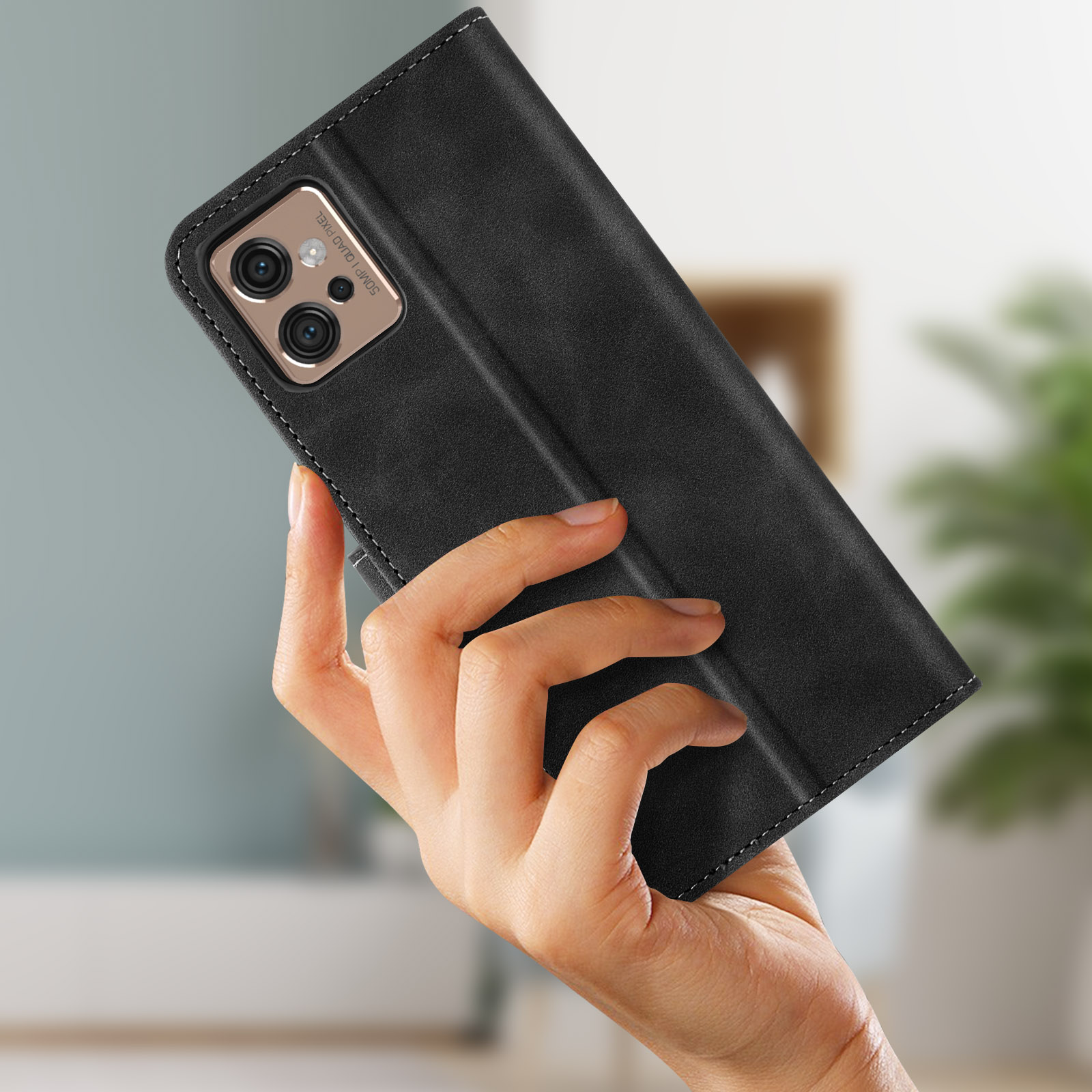 Hand hält schwarze Handyhülle mit Kameraausbuchtung und Nähten.