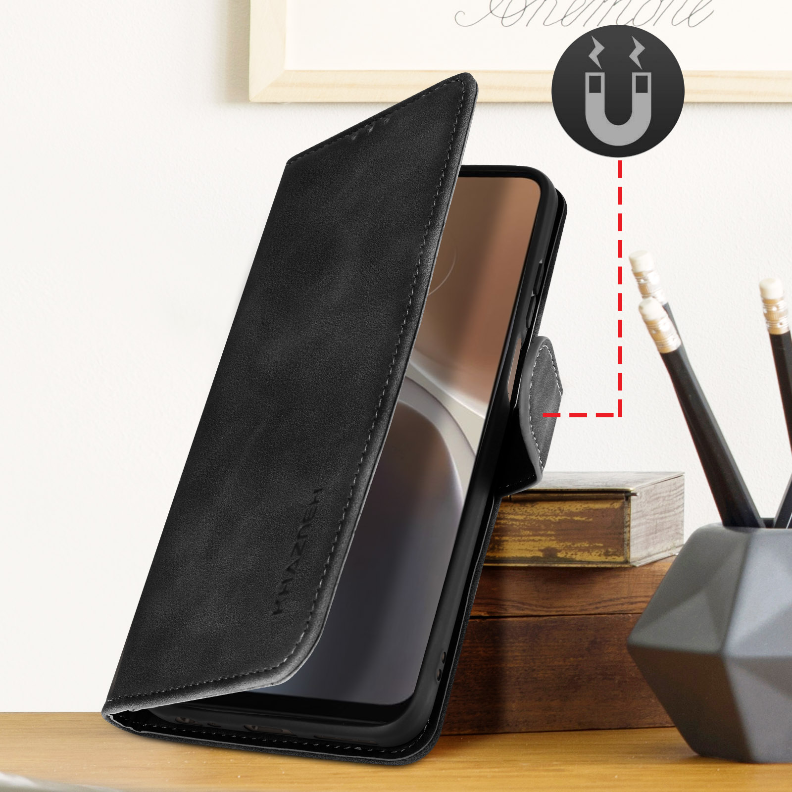 Ein schwarzes Telefon in einer schwarzen Hülle. Ein Magnetsymbol zeigt Anziehung an.