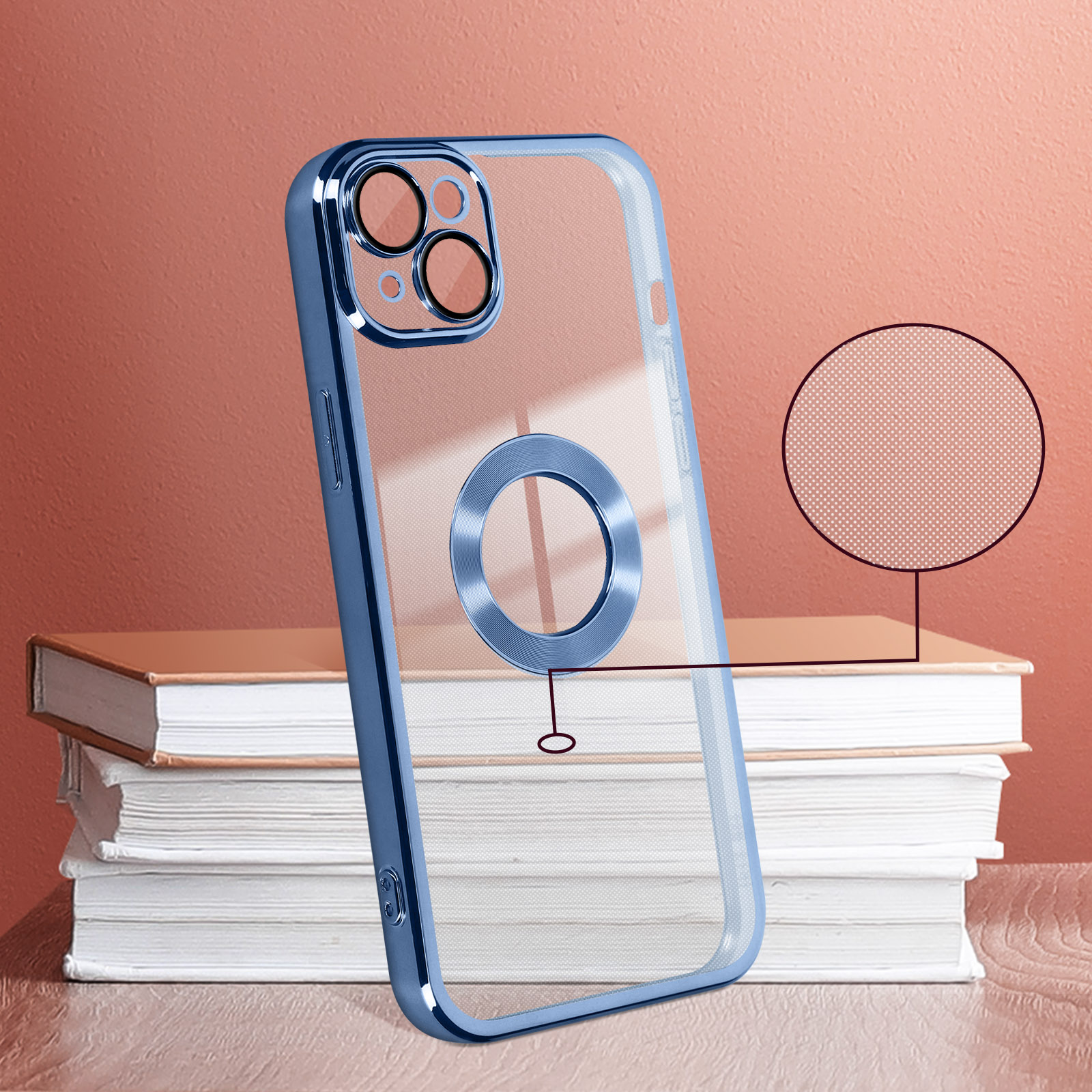 Una custodia trasparente per telefono con un anello blu è appoggiata su una pila di libri. È visibile uno sfondo rosso.